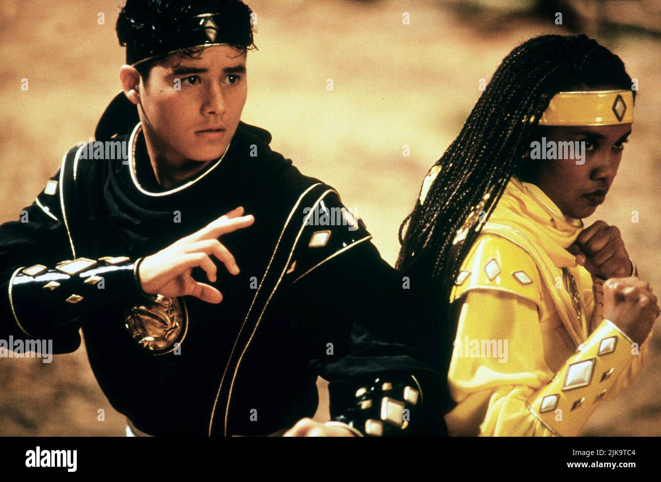 Johnny Yong Bosch & Karan Ashley Film: Mighty Morphin Power Rangers: The Movie (USA/AUS/JP 1995) Charaktere: Adam Park,Aisha Campbell Regie: Bryan Spicer 30 June 1995 **WARNUNG** Dieses Foto ist nur für den redaktionellen Gebrauch bestimmt und unterliegt dem Copyright von 20. CENTURY FOX und/oder des Fotografen, der von der Film- oder Produktionsfirma beauftragt wurde und darf nur durch Publikationen im Zusammenhang mit der Bewerbung des oben genannten Films reproduziert werden. Eine obligatorische Gutschrift an 20. CENTURY FOX ist erforderlich. Der Fotograf sollte auch bei Bekanntwerden des Fotos gutgeschrieben werden. Eine kommerzielle Nutzung kann ohne schriftliche Genehmigung von nicht gewährt werden Stockfoto