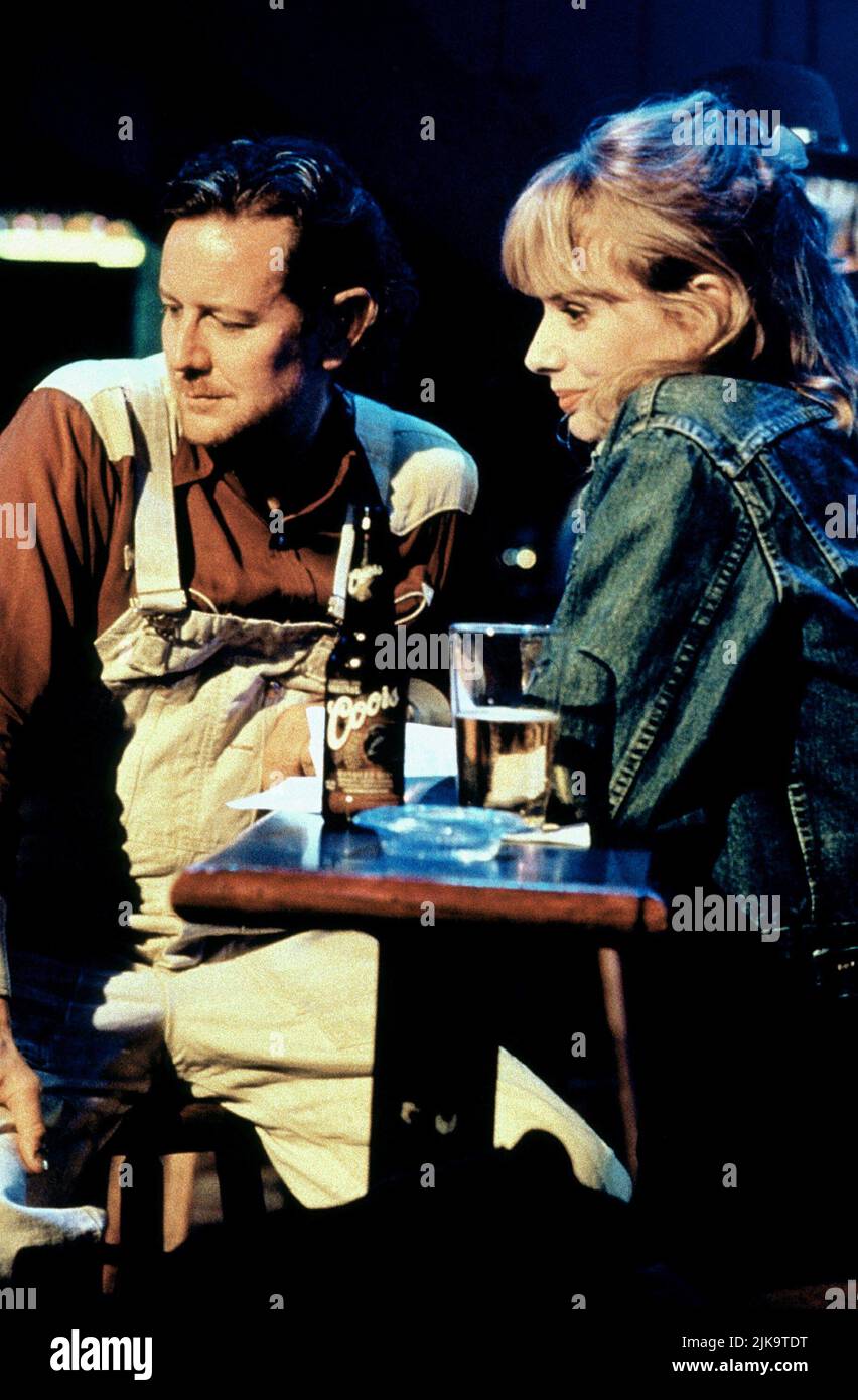 Richter Reinhold & Rosanna Arquette Film Floating Away (1998) Charaktere: Lloyd & Maurey Talbot 18. Februar 1998 **WARNUNG** dieses Foto ist nur für redaktionelle Zwecke bestimmt und unterliegt dem Copyright von SHOWTIME NET und/oder dem Fotografen, der von der Film- oder Produktionsgesellschaft beauftragt wurde. Es kann nur durch Veröffentlichungen in Verbindung mit der Werbung für den oben genannten Film reproduziert werden. Eine obligatorische Gutschrift für SHOWTIME NET ist erforderlich. Der Fotograf sollte ebenfalls angerechnet werden, wenn er bekannt ist. Ohne schriftliche Genehmigung der Film Company kann keine kommerzielle Nutzung gewährt werden. Stockfoto