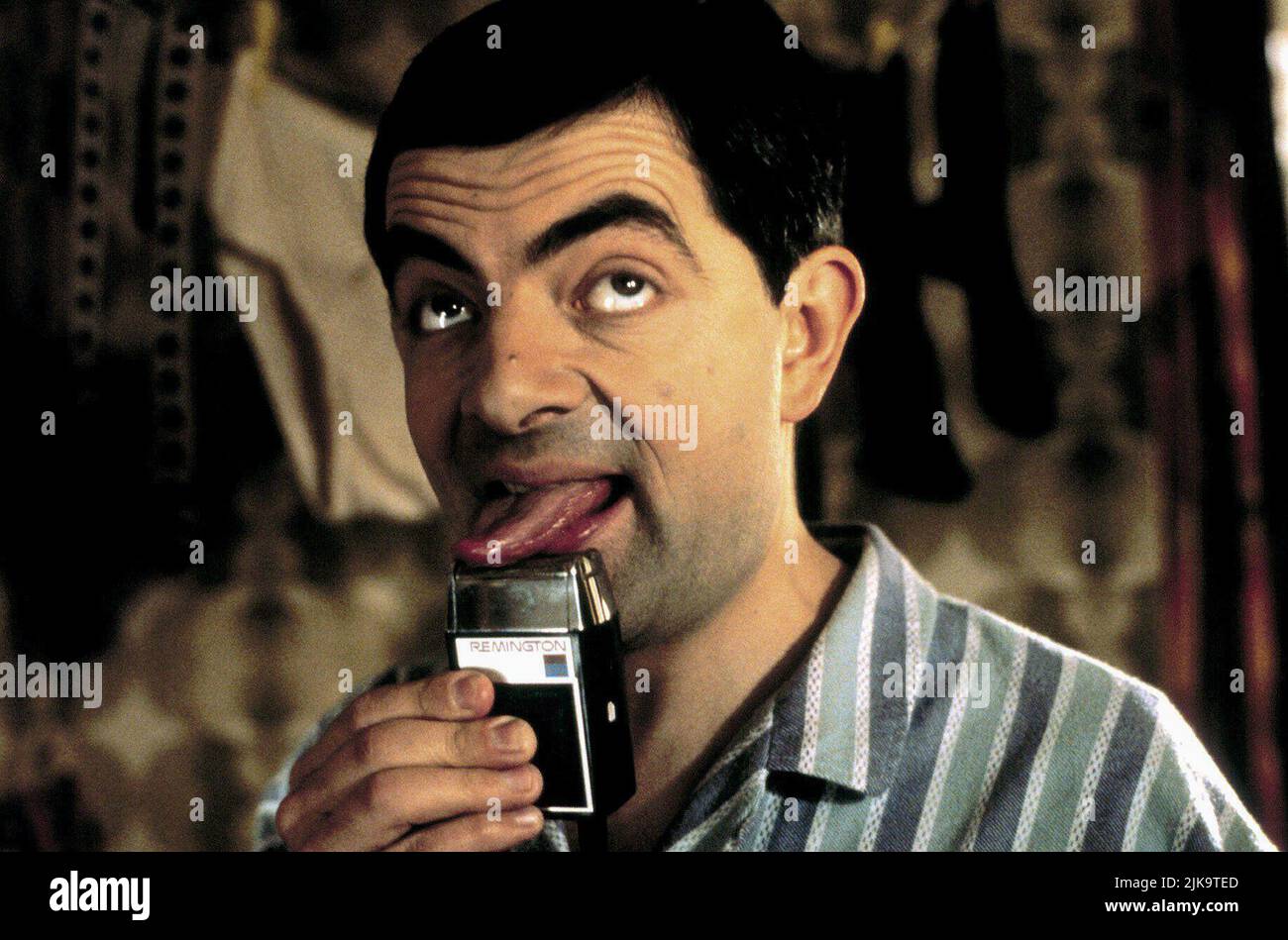 Rowan Atkinson Film: Bean (UK/USA 1997) Charaktere: Mr. Bean Regie: Mel Smith 03 July 1997 **WARNUNG** Dieses Foto ist nur für redaktionelle Zwecke bestimmt und unterliegt dem Copyright des VON der Film- oder Produktionsfirma beauftragten ARBEITSTITELS und/oder Fotografen und kann nur von Publikationen im Zusammenhang mit der Bewerbung des oben genannten Films reproduziert werden. Ein Pflichtnachweis für DEN ARBEITSTITEL ist erforderlich. Der Fotograf sollte auch bei Bekanntwerden des Fotos gutgeschrieben werden. Ohne schriftliche Genehmigung der Film Company kann keine kommerzielle Nutzung gewährt werden. Stockfoto