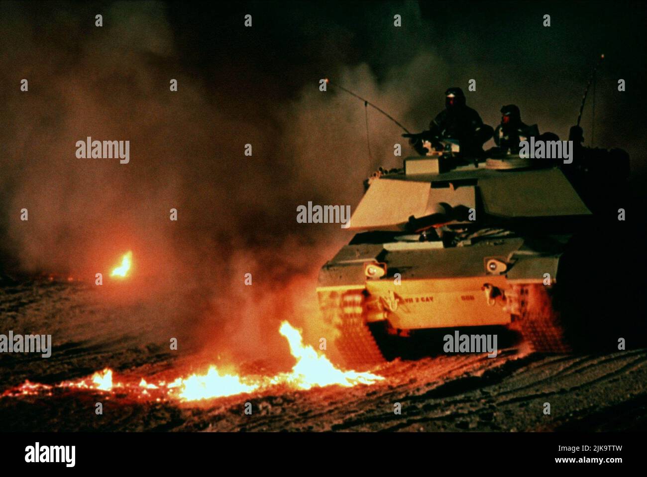 Tank Scene Film: Courage Under Fire (1998) Regie: Edward Zwick 12 July 1996 **WARNUNG** Dieses Foto ist nur für den redaktionellen Gebrauch bestimmt und unterliegt dem Copyright von 20 CENTURY FOX und/oder des Fotografen, der von der Film- oder Produktionsfirma beauftragt wurde, und kann nur von Publikationen im Zusammenhang mit der Bewerbung des oben genannten Films reproduziert werden. Eine obligatorische Gutschrift an 20 CENTURY FOX ist erforderlich. Der Fotograf sollte auch bei Bekanntwerden des Fotos gutgeschrieben werden. Ohne schriftliche Genehmigung der Film Company kann keine kommerzielle Nutzung gewährt werden. Stockfoto