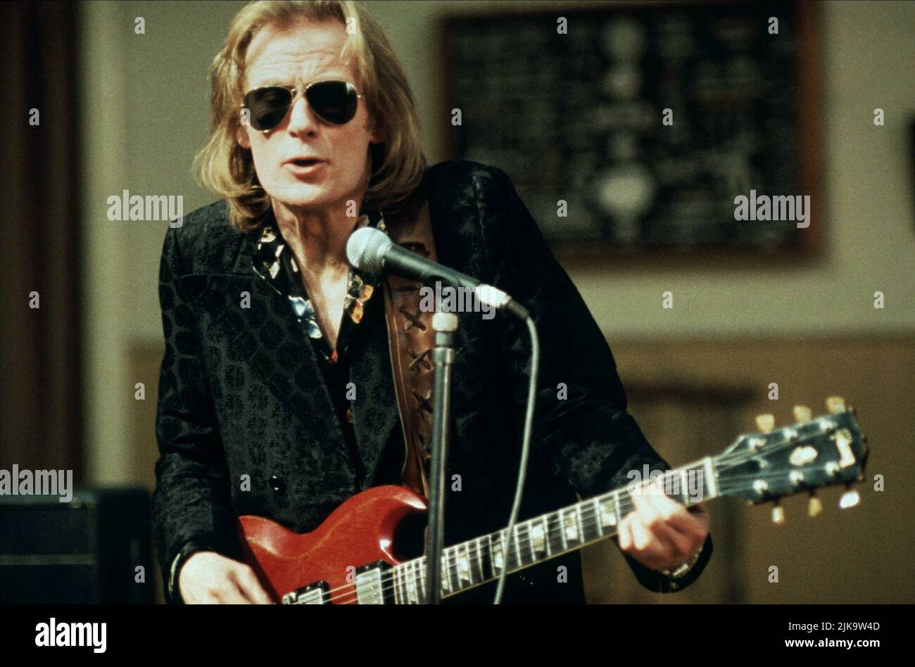 Bill Nighy Film: Still Crazy (UK 1998) Charaktere: Ray Simms Regie: Brian Gibson 30 October 1998 **WARNUNG** Dieses Foto ist nur für redaktionelle Zwecke bestimmt und unterliegt dem Copyright von COLUMBIA und/oder des Fotografen, der von der Film- oder Produktionsfirma beauftragt wurde, und kann nur von Publikationen im Zusammenhang mit der Bewerbung des oben genannten Films reproduziert werden. Eine obligatorische Gutschrift an COLUMBIA ist erforderlich. Der Fotograf sollte auch bei Bekanntwerden des Fotos gutgeschrieben werden. Ohne schriftliche Genehmigung der Film Company kann keine kommerzielle Nutzung gewährt werden. Stockfoto