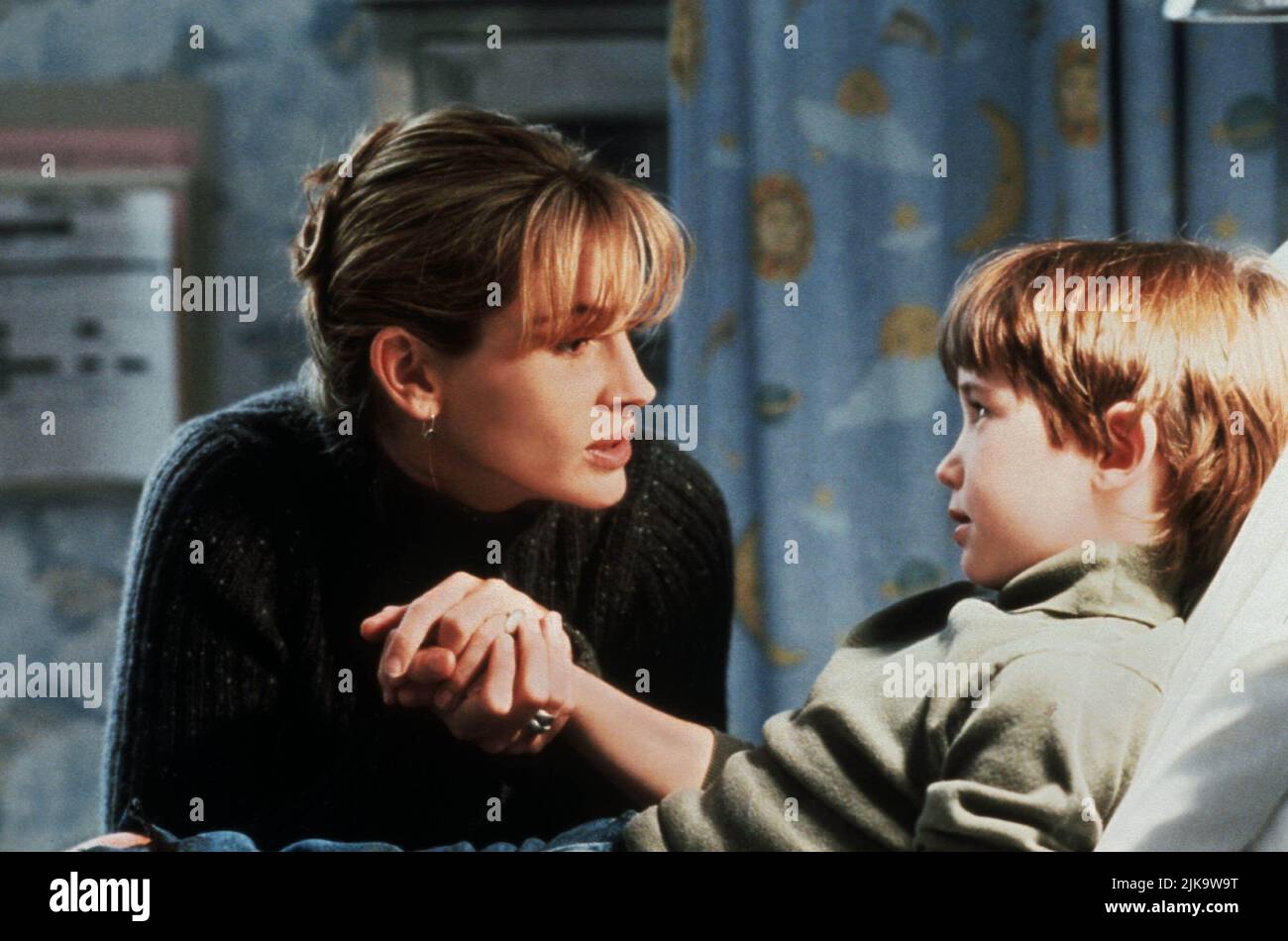 Julia Roberts & Liam Aiken Film: Stiefmom (1997) Charaktere: Isabel Kelly & Ben Harrison Regie: Chris Columbus 15 December 1998 **WARNUNG** Dieses Foto ist nur für redaktionelle Zwecke bestimmt und unterliegt dem Copyright von COLUMBIA und/oder dem Fotografen, der von der Film- oder Produktionsfirma beauftragt wurde und darf nur von Publikationen im Zusammenhang mit der Bewerbung des oben genannten Films reproduziert werden. Eine obligatorische Gutschrift an COLUMBIA ist erforderlich. Der Fotograf sollte auch bei Bekanntwerden des Fotos gutgeschrieben werden. Ohne schriftliche Genehmigung der Film Company kann keine kommerzielle Nutzung gewährt werden. Stockfoto