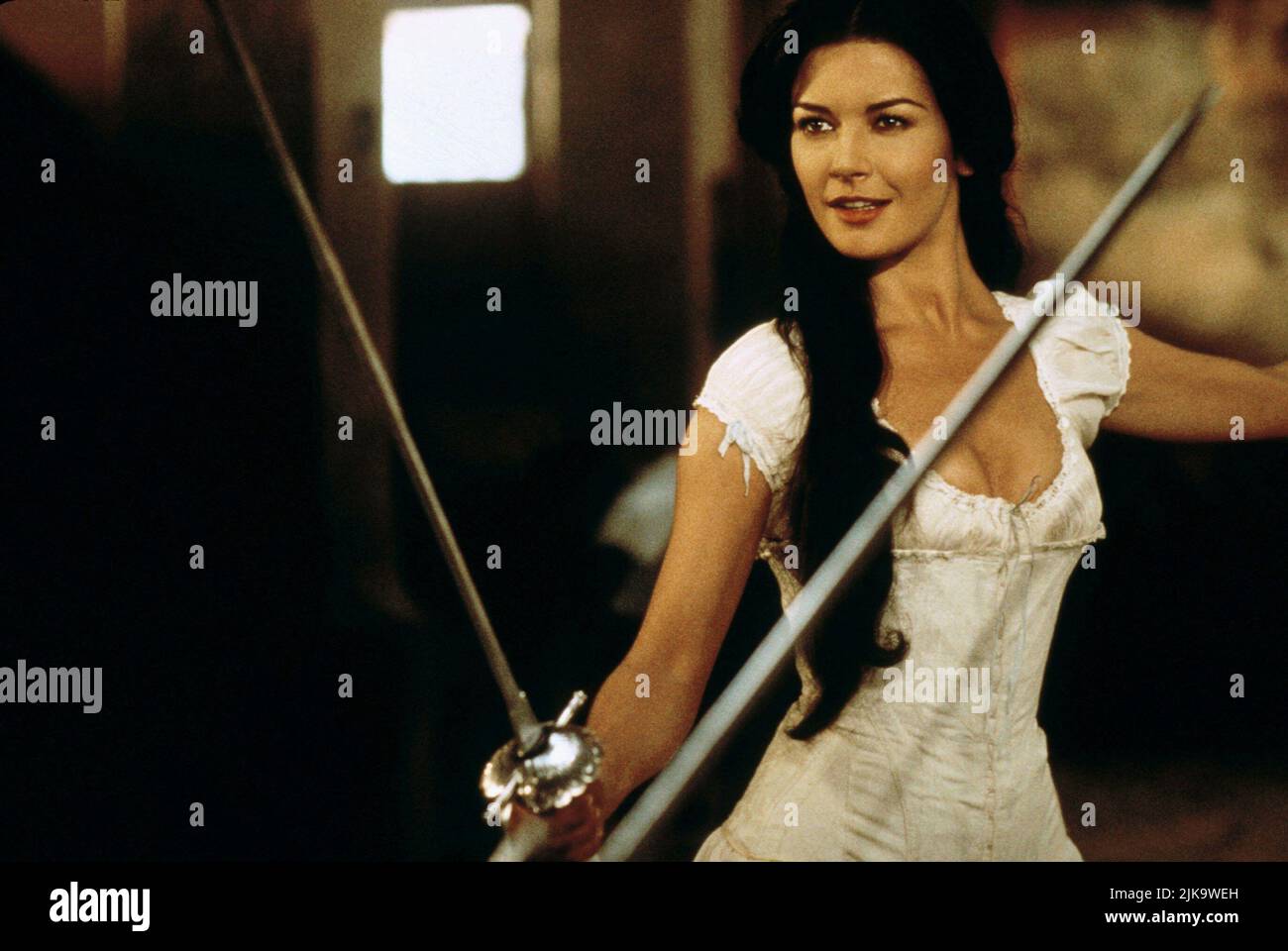 Catherine Zeta-Jones Film die Maske von Zorro (USA/DE 1998) Regie: Martin Campbell 17. Juli 1998 **WARNUNG** dieses Foto ist nur für redaktionelle Zwecke bestimmt und unterliegt dem Copyright von TRISTAR PICTURES und/oder dem Fotografen, der von der Film- oder Produktionsgesellschaft beauftragt wurde. Es kann nur durch Veröffentlichungen in Verbindung mit der Werbung für den oben genannten Film reproduziert werden. Es ist eine obligatorische Gutschrift für TRISTAR PICTURES erforderlich. Der Fotograf sollte ebenfalls angerechnet werden, wenn er bekannt ist. Ohne schriftliche Genehmigung der Film Company kann keine kommerzielle Nutzung gewährt werden. Stockfoto