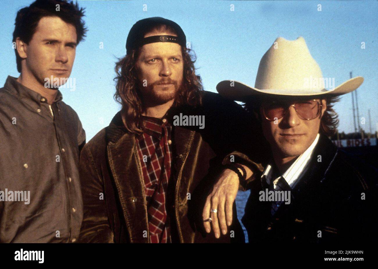 Josh Hamilton, Eric Stoltz & John Corbett Film Don't Look Back; Don t Look Back (1997) Charaktere: Steve,Jesse Parish & Morgan Regie: Geoff Murphy 13. Juli 1996 **WARNUNG** dieses Foto ist nur für redaktionelle Zwecke bestimmt und unterliegt dem Copyright von HBO und/oder dem Fotografen, der von der Film or Production Company zugewiesen wurde. Es kann nur durch Veröffentlichungen in Verbindung mit der Werbung für den oben genannten Film reproduziert werden. Eine obligatorische Gutschrift für HBO ist erforderlich. Der Fotograf sollte ebenfalls angerechnet werden, wenn er bekannt ist. Ohne schriftliche Genehmigung der Film Company kann keine kommerzielle Nutzung gewährt werden. Stockfoto