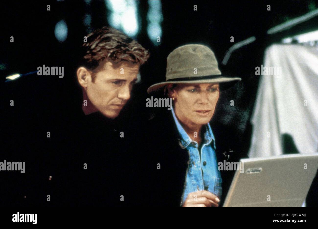 Wolf Larson & Kelly McGillis Film: Storm Chaser: Revenge of the Twister (TV-FILM) Charaktere: Will Stanton & Jamie Marshall USA 1998, Regie: Mark Sobel 17 May 1998 **WARNUNG** Dieses Foto ist nur für redaktionelle Zwecke bestimmt und unterliegt dem Copyright des FAMILIENKANALS und/oder des Fotografen, der von der Film- oder Produktionsfirma beauftragt wurde und darf nur von Publikationen im Zusammenhang mit der Bewerbung des oben genannten Films reproduziert werden. Eine obligatorische Gutschrift für DEN FAMILIENKANAL ist erforderlich. Der Fotograf sollte auch bei Bekanntwerden des Fotos gutgeschrieben werden. Ohne schriftliche Genehmigung kann keine kommerzielle Nutzung gewährt werden Stockfoto