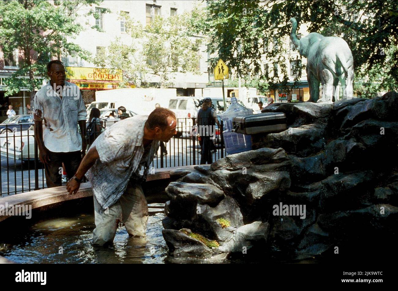 Bruce Willis & Samuel L. Jackson Film: Die Hard: With A Vengeance; die Hard 3 (USA 1995) Charaktere: John McClane & Zeus Carver Regie: John McTiernan 15 May 1995 **WARNUNG** Dieses Foto ist nur für den redaktionellen Gebrauch bestimmt und unterliegt dem Copyright von 20. CENTURY FOX und/oder des Fotografen, der von der Film- oder Produktionsfirma beauftragt wurde, und kann nur durch Publikationen im Zusammenhang mit der Bewerbung des oben genannten Films reproduziert werden. Eine obligatorische Gutschrift an 20. CENTURY FOX ist erforderlich. Der Fotograf sollte auch bei Bekanntwerden des Fotos gutgeschrieben werden. Ohne schriftliche Genehmigung des F kann keine kommerzielle Nutzung gewährt werden Stockfoto