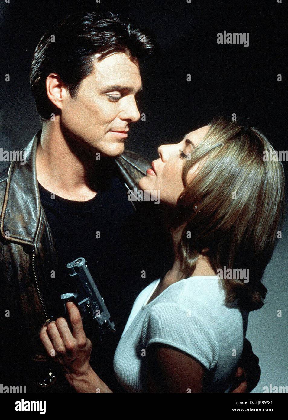 Greg Evigan & Brenda Bakke Film: Nobody Lives Forever (1995) Charaktere: Det. Rick Barrish & Laurel Trevelyn Regie: Paul Wendkos 26. März 1998 **WARNUNG** Dieses Foto ist nur für redaktionelle Zwecke bestimmt und unterliegt dem Copyright der Filmgesellschaft und/oder des Fotografen, der von der Film- oder Produktionsgesellschaft beauftragt wurde, und kann nur durch Publikationen im Zusammenhang mit der Bewerbung des oben genannten Films reproduziert werden. Eine obligatorische Gutschrift an die Filmgesellschaft ist erforderlich. Der Fotograf sollte auch bei Bekanntwerden des Fotos gutgeschrieben werden. Ohne schriftliche Genehmigung der Film Company kann keine kommerzielle Nutzung gewährt werden. Stockfoto