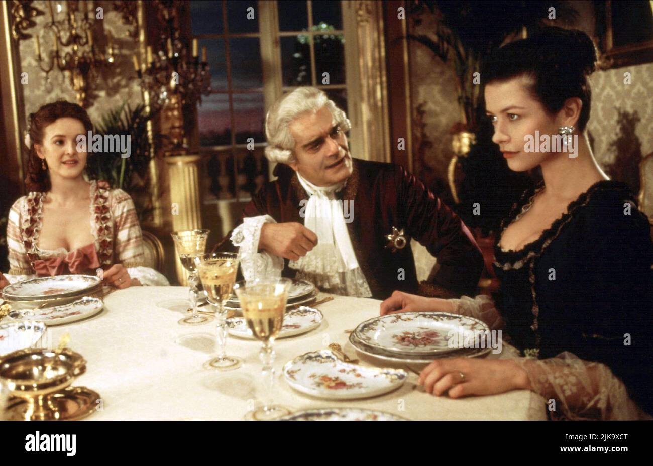 Agnes Soral, Omar Sharif & Catherine Zeta-Ones Film: Catherine the Great (TV-Film) Charaktere: Gräfin Bruce, Razumovsky, Catherine USA/De/AT 1995, Regie: Marvin J. Chomsky, J Goldsmith 28 April 1995 **WARNUNG** Dieses Foto ist nur für redaktionelle Verwendung bestimmt und unterliegt dem Copyright von SKYLARK CINE und/oder dem vom Film- oder Produktionsunternehmen beauftragten Fotografen.Es kann nur durch Publikationen im Zusammenhang mit der Bewerbung des oben genannten Films reproduziert werden. Eine obligatorische Gutschrift an DIE CINE VON SKYLARK ist erforderlich. Der Fotograf sollte auch bei Bekanntwerden des Fotos gutgeschrieben werden. Eine kommerzielle Nutzung kann ohne diese nicht gewährt werden Stockfoto