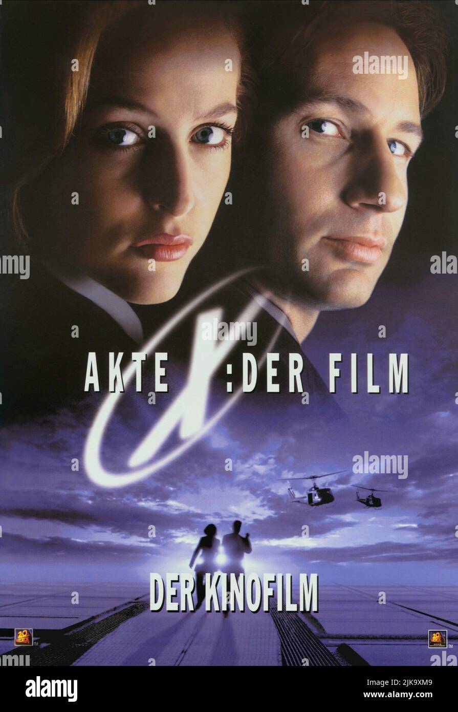 Gillian Anderson & David Duchovny Film: The X Files; The X-Files: Fight the Future; The (USA 1998) Charaktere: Dana Scully, Fox Mulder Regie: Rob Bowman 19 June 1998 **WARNUNG** Dieses Foto ist nur für den redaktionellen Gebrauch bestimmt und unterliegt dem Copyright von 20. CENTURY FOX und/oder des Fotografen, der von der Film- oder Produktionsfirma beauftragt wurde, und kann nur von Publikationen im Zusammenhang mit der Bewerbung des oben genannten Films reproduziert werden. Eine obligatorische Gutschrift an 20. CENTURY FOX ist erforderlich. Der Fotograf sollte auch bei Bekanntwerden des Fotos gutgeschrieben werden. Ohne schriftliche Genehmigung von t kann keine kommerzielle Nutzung gewährt werden Stockfoto