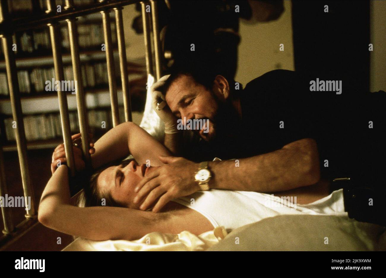 Karoline Eichhorn & Götz George Film: Der Sandmann; der Sandmann (TV-Film) Charaktere: Ina Littmann, Henry Kupfer De1995, Regie: Nico Hofmann 05. Oktober 1995 **WARNUNG** Dieses Foto ist nur für redaktionelle Verwendung bestimmt und unterliegt dem Copyright von TEAMWORX PROD. Und/oder des Fotografen, der von der Film- oder Produktionsfirma beauftragt wurde und nur durch Publikationen im Zusammenhang mit der Bewerbung des oben genannten Films reproduziert werden kann. Eine obligatorische Gutschrift an TEAMWORX PROD. Ist erforderlich. Der Fotograf sollte auch bei Bekanntwerden des Fotos gutgeschrieben werden. Ohne schriftliche Genehmigung der Film Compa kann keine kommerzielle Nutzung gewährt werden Stockfoto