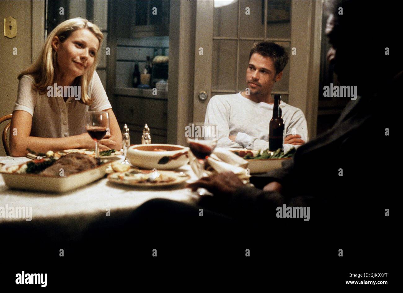 Gwyneth Paltrow, Brad Pitt & Morgan Freeman Film: Se7en; Sieben (USA 1995) Charaktere: Tracy Mills, Detective David Mills, Detective LT. William Somerset Regie: David Fincher 22. September 1995 **WARNUNG** Dieses Foto ist nur für redaktionelle Zwecke bestimmt und unterliegt dem Copyright von NEW LINE CINEMA/PETER SOREL und/oder dem von der Film- oder Produktionsfirma beauftragten Fotografen und kann nur durch Publikationen im Zusammenhang mit der Bewerbung des oben genannten Films reproduziert werden. Eine obligatorische Gutschrift für NEW LINE CINEMA/PETER SOREL ist erforderlich. Eine kommerzielle Nutzung kann ohne schriftliche Genehmigung des FI nicht gewährt werden Stockfoto