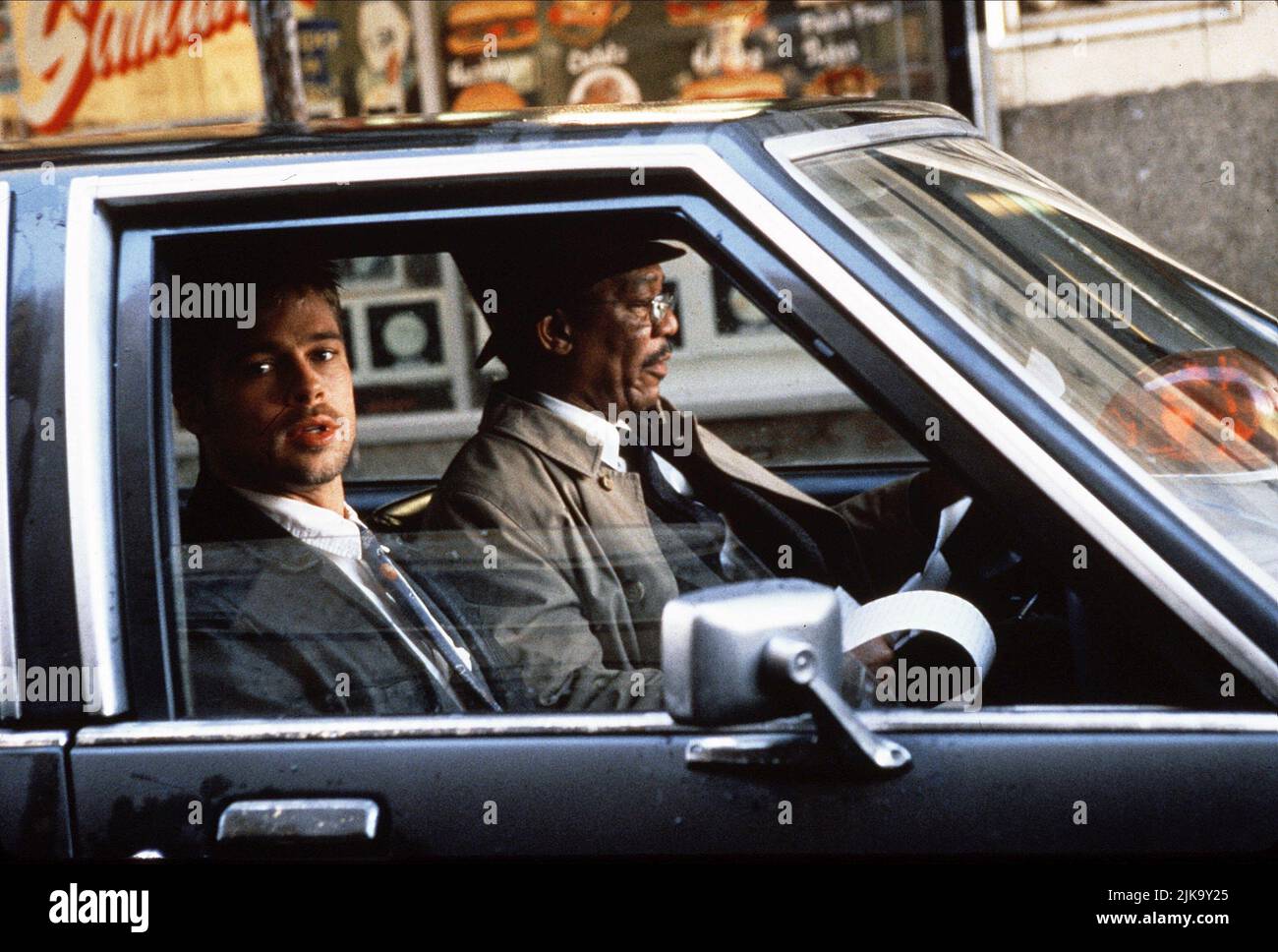 Brad Pitt & Morgan Freeman Film Se7en; Seven (USA 1995) Charaktere: Detective David Mills, Detective Lt. William Somerset Direktor: David Fincher 22. September 1995 **WARNUNG** dieses Foto ist nur für redaktionelle Zwecke bestimmt und unterliegt dem Copyright von NEW LINE CINEMA/PETER SOREL und/oder dem Fotografen, der von der Film or Production Company zugewiesen wurde. Eine obligatorische Gutschrift für NEW LINE CINEMA/PETER SOREL ist erforderlich. Ohne schriftliche Genehmigung der Film Company kann keine kommerzielle Nutzung gewährt werden. Stockfoto