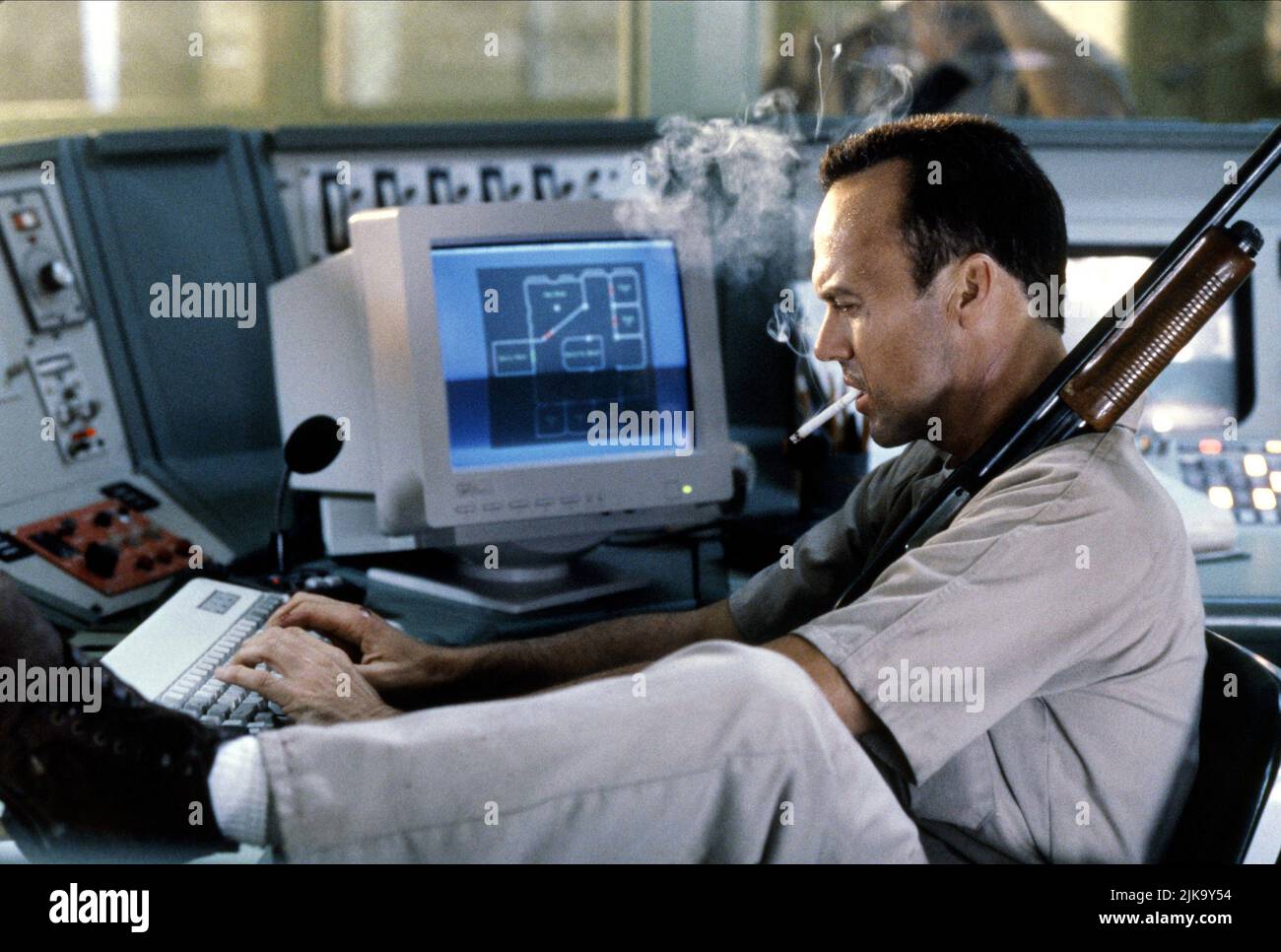 Michael Keaton Film Desperate Measures (1998) Charaktere: Peter McCabe Regie: Barbet Schroeder 30. Januar 1998 **WARNUNG** dieses Foto ist nur für redaktionelle Zwecke bestimmt und unterliegt dem Urheberrecht von TRISTAR PICTURES und/oder dem Fotografen, der von der Film- oder Produktionsgesellschaft beauftragt wurde, und kann nur durch Veröffentlichungen in Verbindung mit der Werbung für den obigen Film reproduziert werden. Es ist eine obligatorische Gutschrift für TRISTAR PICTURES erforderlich. Der Fotograf sollte ebenfalls angerechnet werden, wenn er bekannt ist. Ohne schriftliche Genehmigung der Film Company kann keine kommerzielle Nutzung gewährt werden. Stockfoto