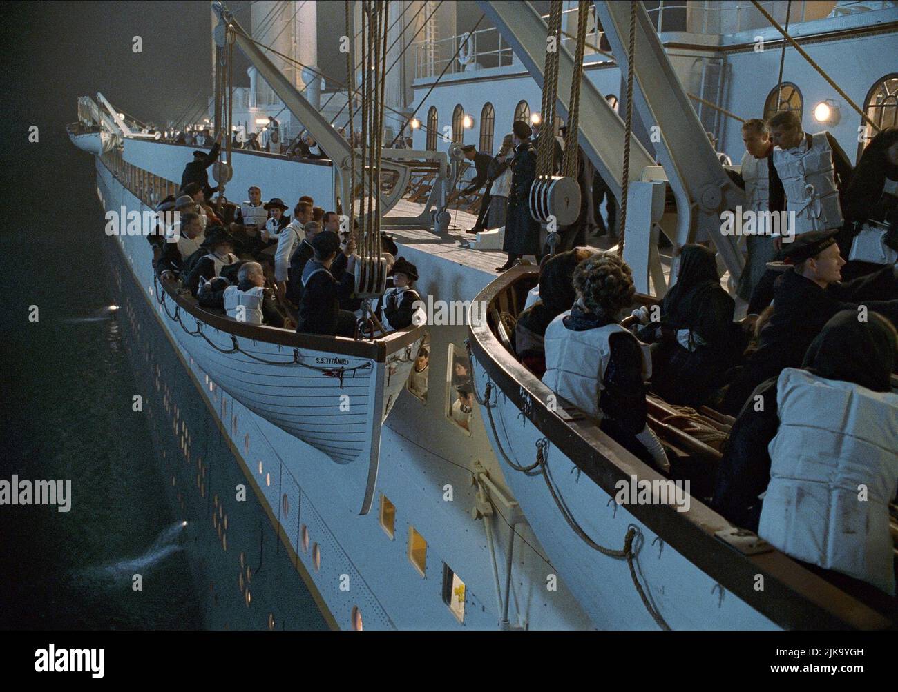 Abandon Ship Scene Film: Titanic (USA 1997) Regie: James Cameron 01 November 1997 **WARNUNG** Dieses Foto ist nur für redaktionelle Verwendung bestimmt und unterliegt dem Copyright von 20. CENTURY FOX und/oder des Fotografen, die von der Film- oder Produktionsfirma beauftragt wurden.Es kann nur von Publikationen im Zusammenhang mit der Bewerbung des oben genannten Films reproduziert werden. Eine obligatorische Gutschrift an 20. CENTURY FOX ist erforderlich. Der Fotograf sollte auch bei Bekanntwerden des Fotos gutgeschrieben werden. Ohne schriftliche Genehmigung der Film Company kann keine kommerzielle Nutzung gewährt werden. Stockfoto