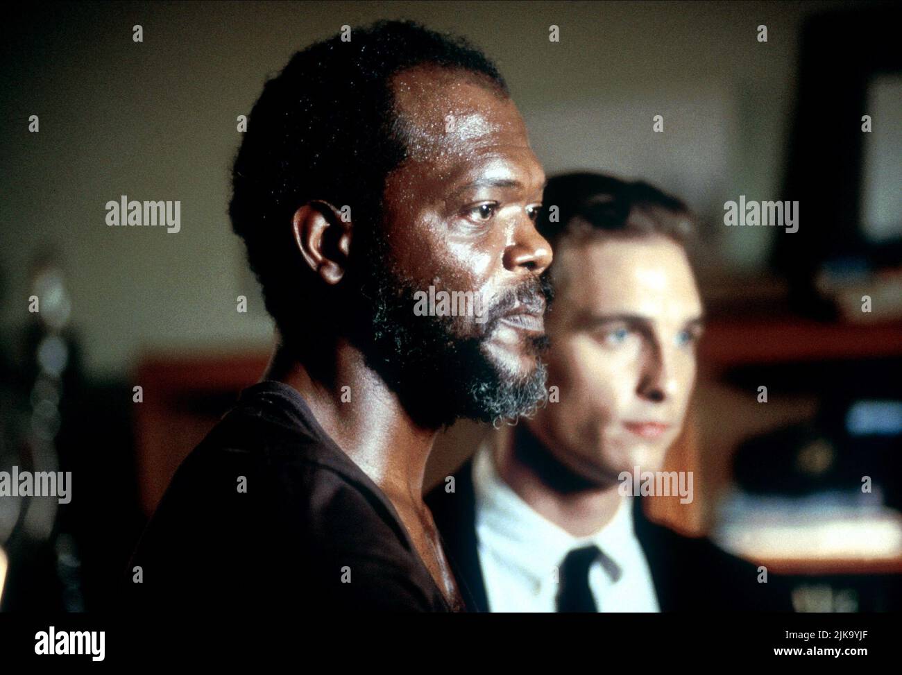 Samuel L. Jackson & Matthew McConaughey Film: A Time to Kill (USA 1996) Charaktere: Carl Lee Hailey, Jake Tyler Brigance Regie: Joel Schumacher 24 July 1996 **WARNUNG** Dieses Foto ist nur für redaktionelle Verwendung bestimmt und unterliegt dem Copyright von WARNER BROS. Und/oder des Fotografen, der von der Film- oder Produktionsfirma beauftragt wurde und nur durch Publikationen im Zusammenhang mit der Bewerbung des oben genannten Films reproduziert werden kann. Eine obligatorische Gutschrift an WARNER BROS. Ist erforderlich. Der Fotograf sollte auch bei Bekanntwerden des Fotos gutgeschrieben werden. Ohne schriftliche Genehmigung der Film Company kann keine kommerzielle Nutzung gewährt werden. Stockfoto