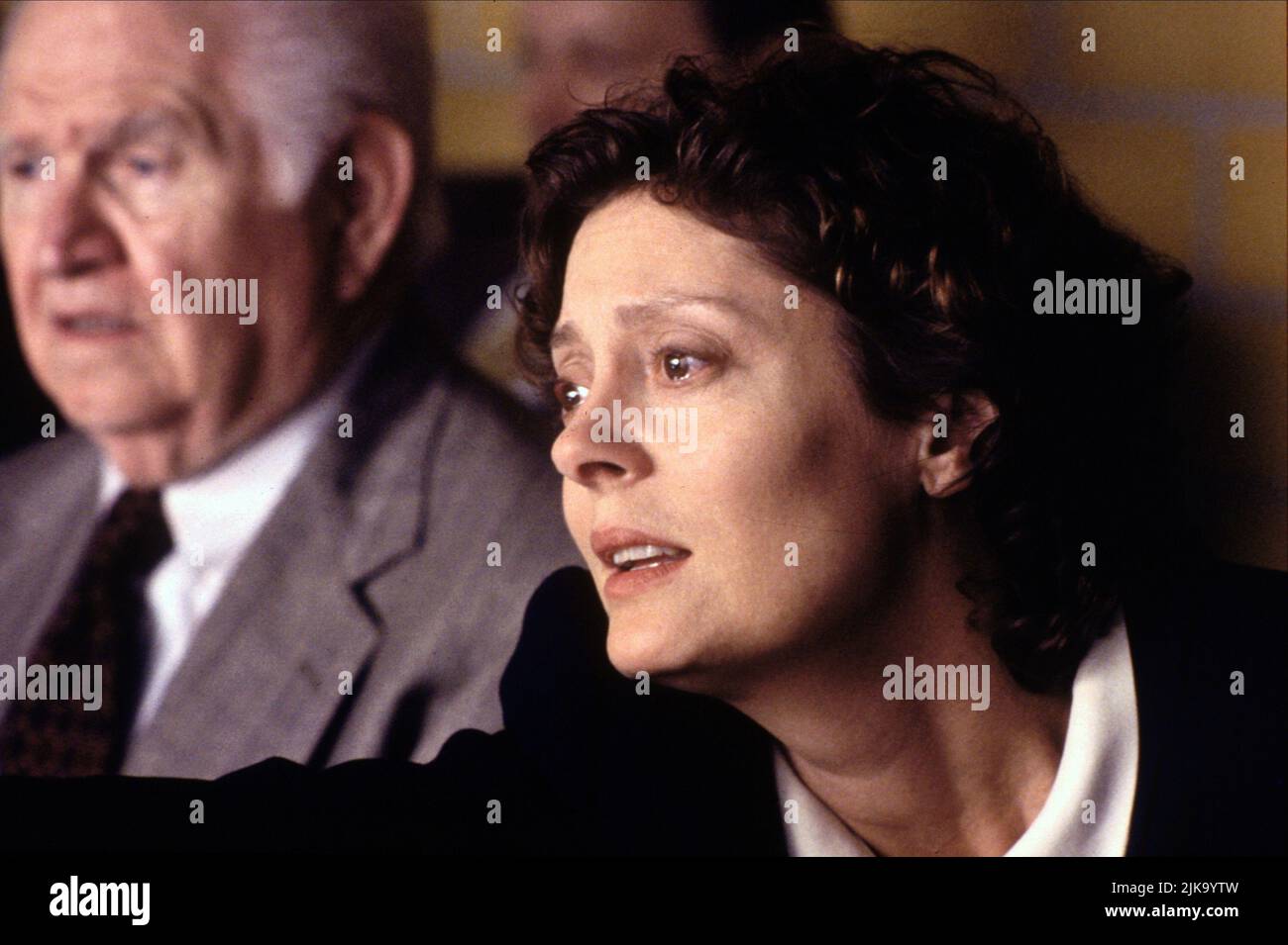 Susan Sarandon Film: Dead man Walking (USA/UK 1995) Charaktere: Schwester Helen Prejean Regie: Tim Robbins 29 December 1995 **WARNUNG** Dieses Foto ist nur für redaktionelle Verwendung bestimmt und unterliegt dem Copyright des VON der Film- oder Produktionsfirma beauftragten ARBEITSTITELS und/oder Fotografen und kann nur von Publikationen im Zusammenhang mit der Bewerbung des oben genannten Films reproduziert werden. Ein Pflichtnachweis für DEN ARBEITSTITEL ist erforderlich. Der Fotograf sollte auch bei Bekanntwerden des Fotos gutgeschrieben werden. Ohne schriftliche Genehmigung der Film Company kann keine kommerzielle Nutzung gewährt werden. Stockfoto