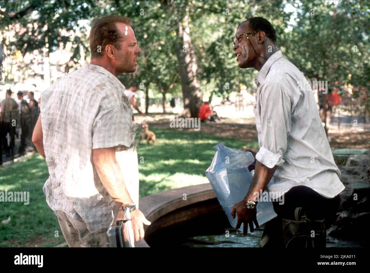 Bruce Willis & Samuel L. Jackson Film: Die Hard: With A Vengeance; die Hard 3 (USA 1995) Charaktere: John McClane,Zeus Carver Regie: John McTiernan 15 May 1995 **WARNUNG** Dieses Foto ist nur für den redaktionellen Gebrauch bestimmt und unterliegt dem Copyright von 20. CENTURY FOX und/oder des Fotografen, der von der Film- oder Produktionsfirma beauftragt wurde, und kann nur durch Publikationen im Zusammenhang mit der Bewerbung des oben genannten Films reproduziert werden. Eine obligatorische Gutschrift an 20. CENTURY FOX ist erforderlich. Der Fotograf sollte auch bei Bekanntwerden des Fotos gutgeschrieben werden. Ohne schriftliche Genehmigung der Fil kann keine kommerzielle Nutzung gewährt werden Stockfoto