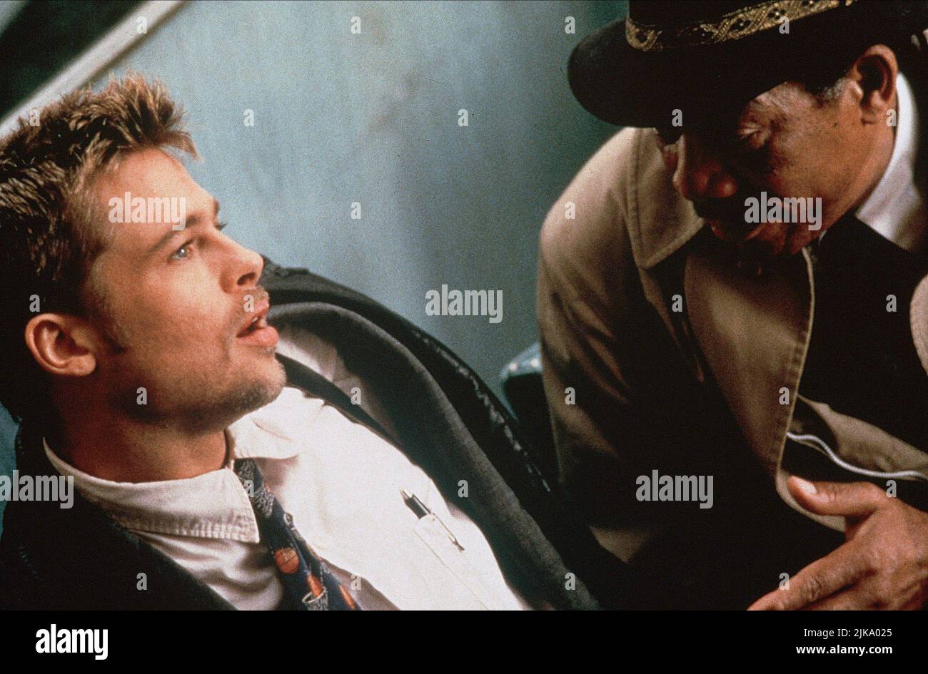 Brad Pitt & Morgan Freeman Film: Se7en; Sieben (USA 1995) Charaktere: Detective David Mills, Detective LT. William Somerset Regie: David Fincher 22. September 1995 **WARNUNG** Dieses Foto ist nur für redaktionelle Zwecke bestimmt und unterliegt dem Copyright des NEW LINE CINEMA und/oder des Fotografen, der von der Film- oder Produktionsfirma beauftragt wurde und darf nur von Publikationen im Zusammenhang mit der Bewerbung des oben genannten Films reproduziert werden. Eine obligatorische Gutschrift für DAS NEUE LINE CINEMA ist erforderlich. Der Fotograf sollte auch bei Bekanntwerden des Fotos gutgeschrieben werden. Ohne schriftliche Genehmigung der Fil kann keine kommerzielle Nutzung gewährt werden Stockfoto