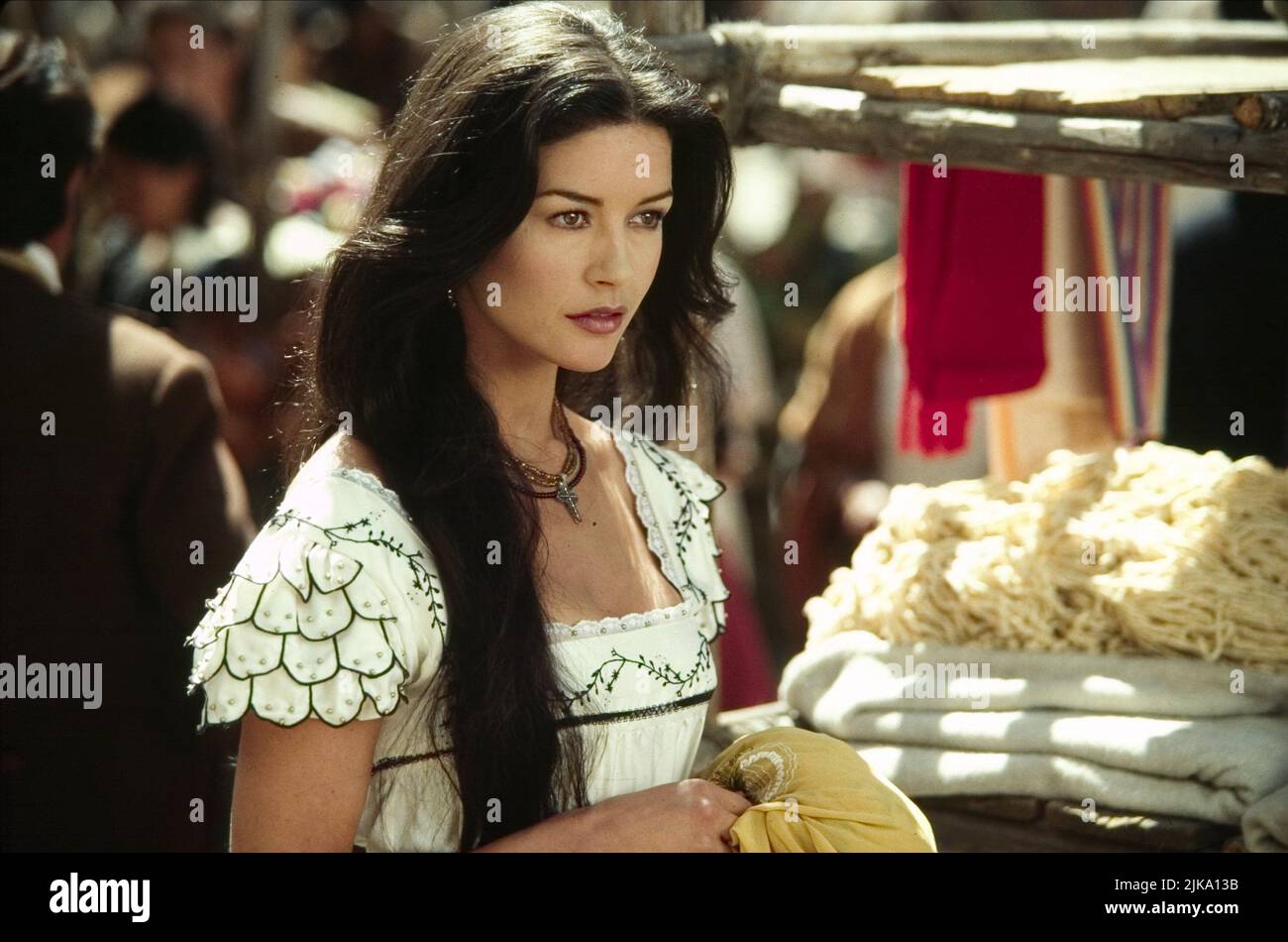 Catherine Zeta-Jones Film die Maske von Zorro (USA/DE 1998) Charaktere: Elena Montero Regie: Martin Campbell 17. Juli 1998 **WARNUNG** dieses Foto ist nur für redaktionelle Zwecke bestimmt und unterliegt dem Copyright von TRISTAR PICTURES und/oder dem Fotografen, der von der Film- oder Produktionsgesellschaft zugewiesen wurde. Es kann nur durch Veröffentlichungen in Verbindung mit der Werbung für den oben genannten Film reproduziert werden. Es ist eine obligatorische Gutschrift für TRISTAR PICTURES erforderlich. Der Fotograf sollte ebenfalls angerechnet werden, wenn er bekannt ist. Ohne schriftliche Genehmigung der Film Company kann keine kommerzielle Nutzung gewährt werden. Stockfoto