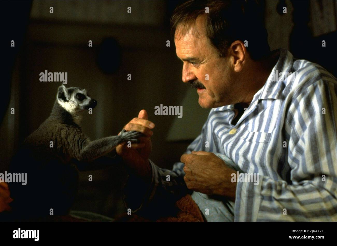 John Cleese Film: Fierce Creatures (USA/UK 1997) Charaktere: Rollo Lee Regie: Fred Schepisi & Robert Young 23 January 1997 **WARNUNG** Dieses Foto ist nur für den redaktionellen Gebrauch bestimmt und unterliegt dem Copyright von UNIVERSAL-BILDERN und/oder dem Fotografen, der von der Film- oder Produktionsfirma beauftragt wurde und darf nur durch Publikationen im Zusammenhang mit der Bewerbung des oben genannten Films reproduziert werden. Eine obligatorische Gutschrift für UNIVERSELLE BILDER ist erforderlich. Der Fotograf sollte auch bei Bekanntwerden des Fotos gutgeschrieben werden. Ohne schriftliche Genehmigung der Film Company kann keine kommerzielle Nutzung gewährt werden. Stockfoto