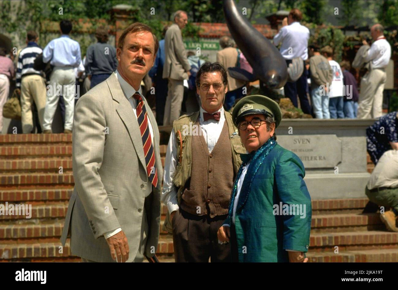 John Cleese, Michael Palin & Ronnie Corbett Film: Fierce Creatures (USA/UK 1997) Charaktere: Rollo Lee, Adrian 'Bugsy' Malone, Reggie Sea Lions Regie: Fred Schepisi & Robert Young 23 January 1997 **WARNUNG** Dieses Foto ist nur für den redaktionellen Gebrauch bestimmt und unterliegt dem Copyright von UNIVERSAL-BILDERN und/oder dem Fotografen, der von der Film- oder Produktionsfirma beauftragt wurde und darf nur durch Publikationen im Zusammenhang mit der Bewerbung des oben genannten Films reproduziert werden. Eine obligatorische Gutschrift für UNIVERSELLE BILDER ist erforderlich. Der Fotograf sollte auch bei Bekanntwerden des Fotos gutgeschrieben werden. Keine kommerzielle Nutzung kann grante sein Stockfoto