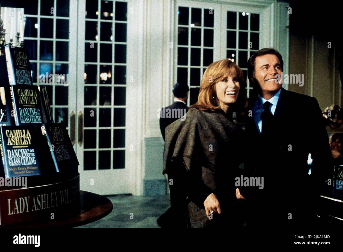 Stefanie Powers & Robert Wagner Film: Hart to Hart: Zwei Harts in 3/4 Time (TV-Film) Charaktere: Jennifer Hart & Jonathan Hart USA/CAN 1995, Regie: Michael Tuchner 26. November 1995 **WARNUNG** Dieses Foto ist nur für den redaktionellen Gebrauch bestimmt und unterliegt dem Copyright des COLUMBIA PICTURES TELEVISION und/oder des Fotografen, der von der Film- oder Produktionsfirma beauftragt wurde und darf nur von Publikationen im Zusammenhang mit der Bewerbung des oben genannten Films reproduziert werden. Eine obligatorische Gutschrift für COLUMBIA PICTURES TELEVISION ist erforderlich. Der Fotograf sollte auch bei Bekanntwerden des Fotos gutgeschrieben werden. Es kann keine kommerzielle Nutzung erfolgen Stockfoto