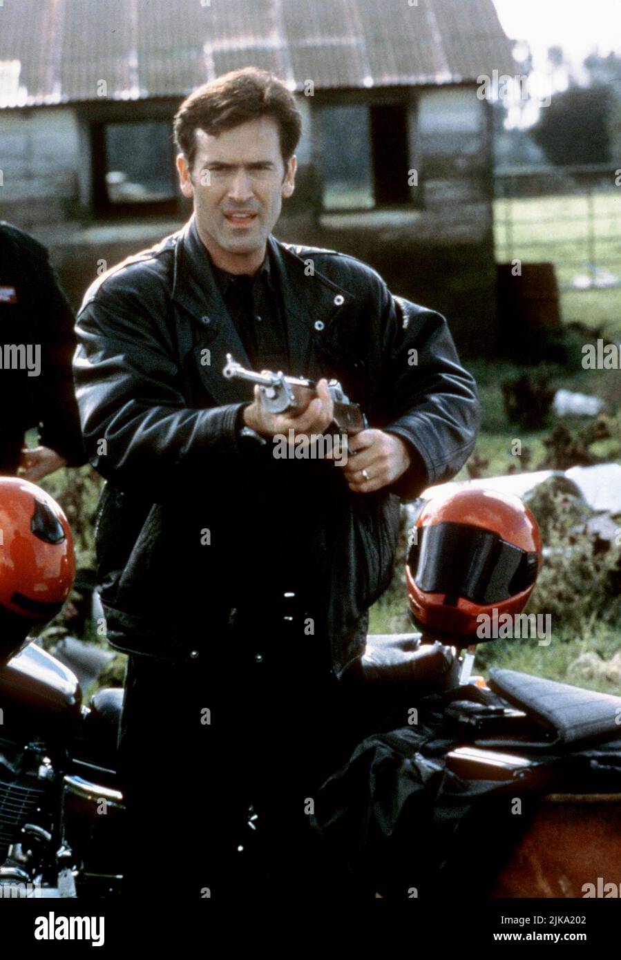 Bruce Campbell Film in the Line of Duty: Blaze of Glory (1998) Charaktere: Jeff Erickson 05. Januar 1997 **WARNUNG** dieses Foto ist nur für redaktionelle Zwecke bestimmt und unterliegt dem Urheberrecht von NBC und/oder dem Fotografen, der von der Film or Production Company beauftragt wurde. Es kann nur durch Veröffentlichungen in Verbindung mit der Werbung für den obigen Film reproduziert werden. Eine obligatorische Gutschrift an NBC ist erforderlich. Der Fotograf sollte ebenfalls angerechnet werden, wenn er bekannt ist. Ohne schriftliche Genehmigung der Film Company kann keine kommerzielle Nutzung gewährt werden. Stockfoto