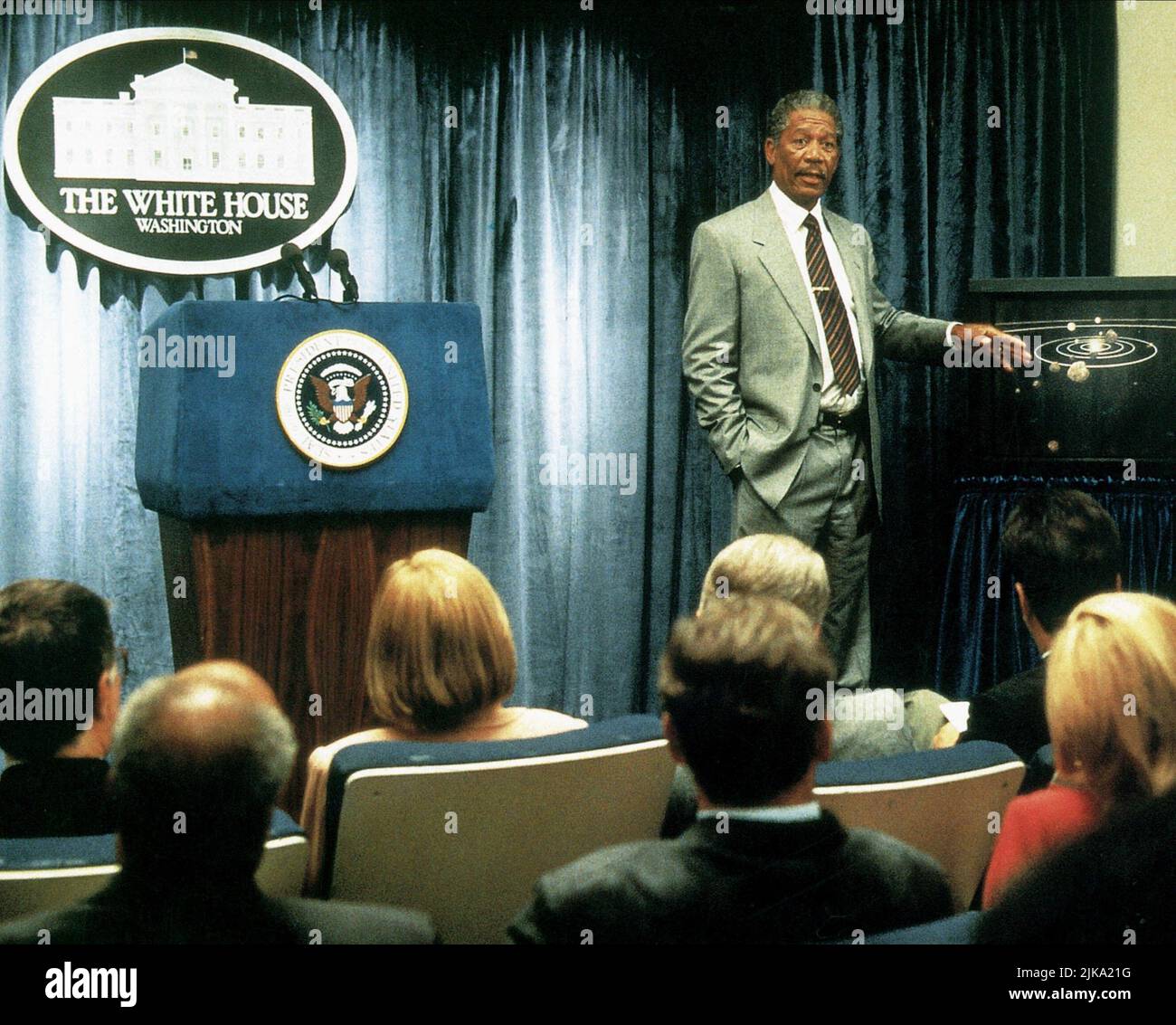 Morgan Freeman Film: Deep Impact (1998) Charaktere: Präsident Tom Beck Regie: Mimi Leder 07 May 1998 **WARNUNG** Dieses Foto ist nur für redaktionelle Zwecke bestimmt und unterliegt dem Copyright von DREAMWORKS und/oder des Fotografen, der von der Film- oder Produktionsfirma beauftragt wurde, und kann nur von Publikationen im Zusammenhang mit der Bewerbung des oben genannten Films reproduziert werden. Eine obligatorische Gutschrift an DREAMWORKS ist erforderlich. Der Fotograf sollte auch bei Bekanntwerden des Fotos gutgeschrieben werden. Ohne schriftliche Genehmigung der Film Company kann keine kommerzielle Nutzung gewährt werden. Stockfoto