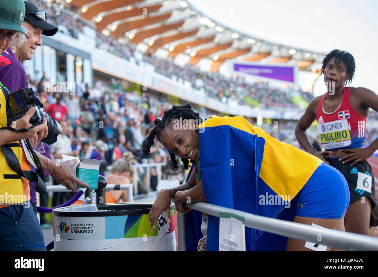 Sada Williams (BAR) erholt sich nach dem Wettbewerb im Damenfinale 400m am achten Tag bei den Leichtathletik-Weltmeisterschaften, Hayward Field, Eugene, Ore Stockfoto