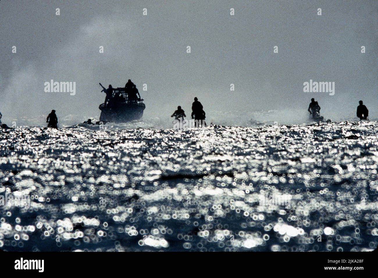 Jet Ski and Boat Scene Film: Waterworld (1995) Charaktere: UND Regisseur: Kevin Reynolds 28 July 1995 **WARNUNG** Dieses Foto ist nur für den redaktionellen Gebrauch bestimmt und unterliegt dem Copyright von UNIVERSAL und/oder des Fotografen, der von der Film- oder Produktionsfirma beauftragt wurde und darf nur von Publikationen im Zusammenhang mit der Bewerbung des oben genannten Films reproduziert werden. Eine obligatorische Gutschrift an UNIVERSAL ist erforderlich. Der Fotograf sollte auch bei Bekanntwerden des Fotos gutgeschrieben werden. Ohne schriftliche Genehmigung der Film Company kann keine kommerzielle Nutzung gewährt werden. Stockfoto