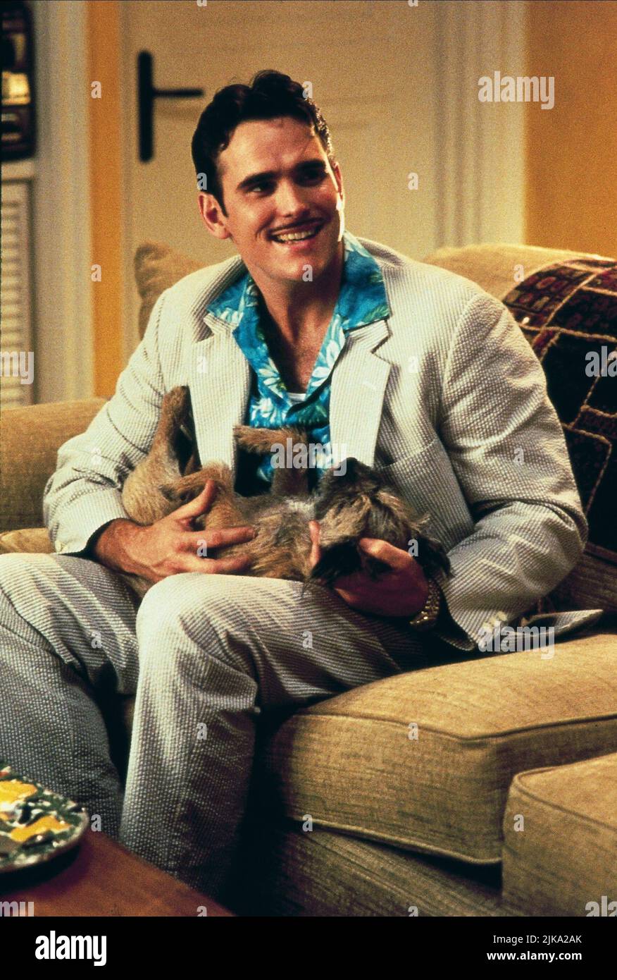 Matt Dillon mit Hund Film: There'S Something About Mary (USA 1998) Charaktere: Healy MIT Regisseur: Bobby Farelly & Peter Farrelly 15 July 1998 **WARNUNG** Dieses Foto ist nur für den redaktionellen Gebrauch bestimmt und unterliegt dem Copyright von 20. CENTURY FOX und/oder des Fotografen, der von der Film- oder Produktionsfirma beauftragt wurde und darf nur durch Publikationen im Zusammenhang mit der Bewerbung des oben genannten Films reproduziert werden. Eine obligatorische Gutschrift an 20. CENTURY FOX ist erforderlich. Der Fotograf sollte auch bei Bekanntwerden des Fotos gutgeschrieben werden. Ohne schriftliche Genehmigung der Film Company kann keine kommerzielle Nutzung gewährt werden. Stockfoto