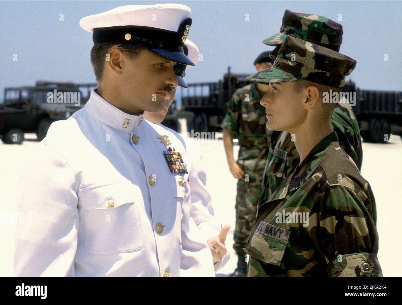 Viggo Mortensen & Demi Moore Film: G.I. Jane; Gi Jane (1997) Charaktere: Meisterchef John James Urgayle & Jordan O'Neill Regie: Ridley Scott 01 April 1997 **WARNUNG** Dieses Foto ist nur für redaktionelle Verwendung bestimmt und unterliegt dem Copyright von HOLLYWOOD-BILDERN und/oder dem von der Film- oder Produktionsfirma beauftragten Fotografen und kann nur von Publikationen im Zusammenhang mit der Bewerbung des oben genannten Films reproduziert werden. Eine obligatorische Gutschrift für HOLLYWOOD-BILDER ist erforderlich. Der Fotograf sollte auch bei Bekanntwerden des Fotos gutgeschrieben werden. Ohne schriftliche Genehmigung der Fil kann keine kommerzielle Nutzung gewährt werden Stockfoto