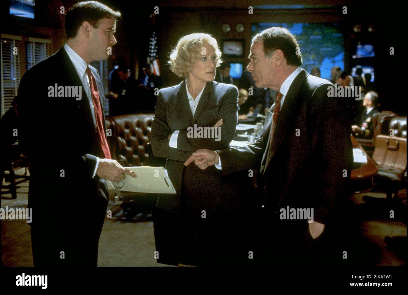 Glenn Close & Dean Stockwell Film: Air Force One (USA/DE 1997) Charaktere: Vizepräsidentin Kathryn Bennett & Verteidigungsminister Walter Dean Regie: Wolfgang Petersen 21 July 1997 **WARNUNG** Dieses Foto ist nur für redaktionelle Verwendung bestimmt und unterliegt dem Copyright von COLUMBIA PICTURES und/oder des Fotografen, der von der Film- oder Produktionsfirma beauftragt wurde und darf nur von Publikationen im Zusammenhang mit der Bewerbung des oben genannten Films reproduziert werden. Eine obligatorische Gutschrift für COLUMBIA PICTURES ist erforderlich. Der Fotograf sollte auch bei Bekanntwerden des Fotos gutgeschrieben werden. Ohne schriftliche Genehmigung kann keine kommerzielle Nutzung gewährt werden Stockfoto