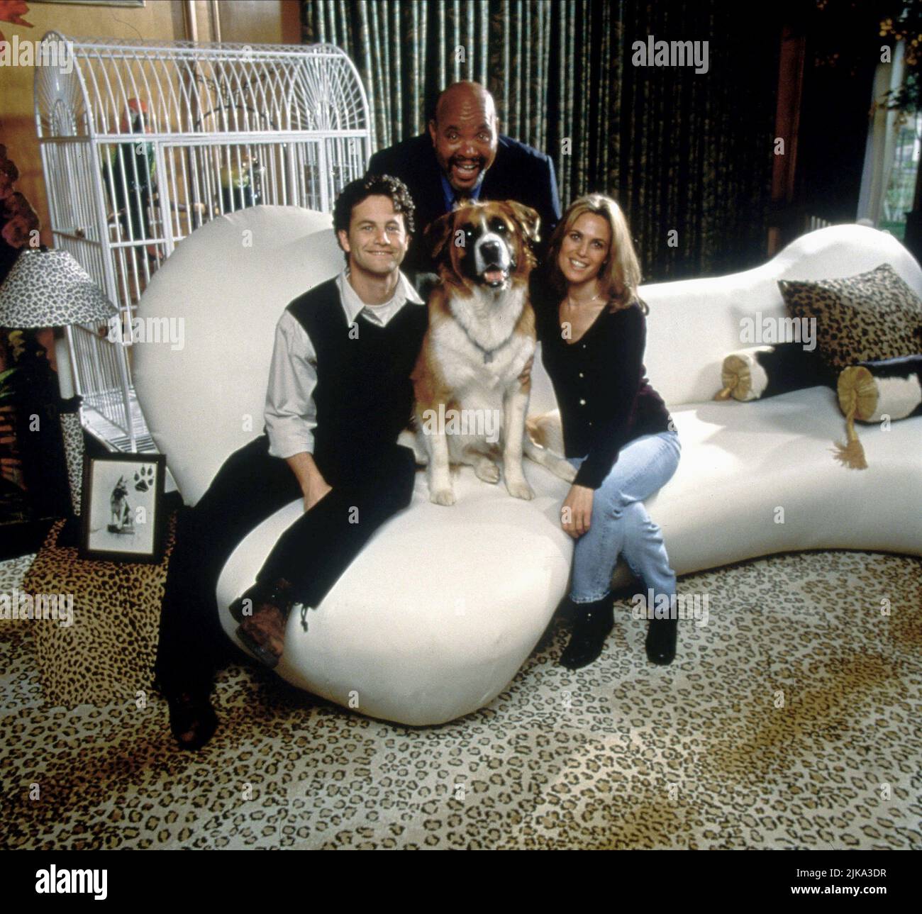 Kirk Cameron, James Avery & Chelsea Noble Film: You Lucky Dog (TV-Film) Charaktere: Jack Morgan,Calvin & Alison Taylor USA 1998, Regie: Paul Schneider 27 June 1998 **WARNUNG** Dieses Foto ist nur für redaktionelle Zwecke bestimmt und unterliegt dem Copyright des WALT DISNEY FERNSEHENS und/oder des Fotografen, der von der Film- oder Produktionsfirma beauftragt wurde und darf nur von Publikationen im Zusammenhang mit der Bewerbung des oben genannten Films reproduziert werden. Eine obligatorische Gutschrift an WALT DISNEY TELEVISION ist erforderlich. Der Fotograf sollte auch bei Bekanntwerden des Fotos gutgeschrieben werden. Ohne schriftliche Verfasserin kann keine kommerzielle Nutzung gewährt werden Stockfoto