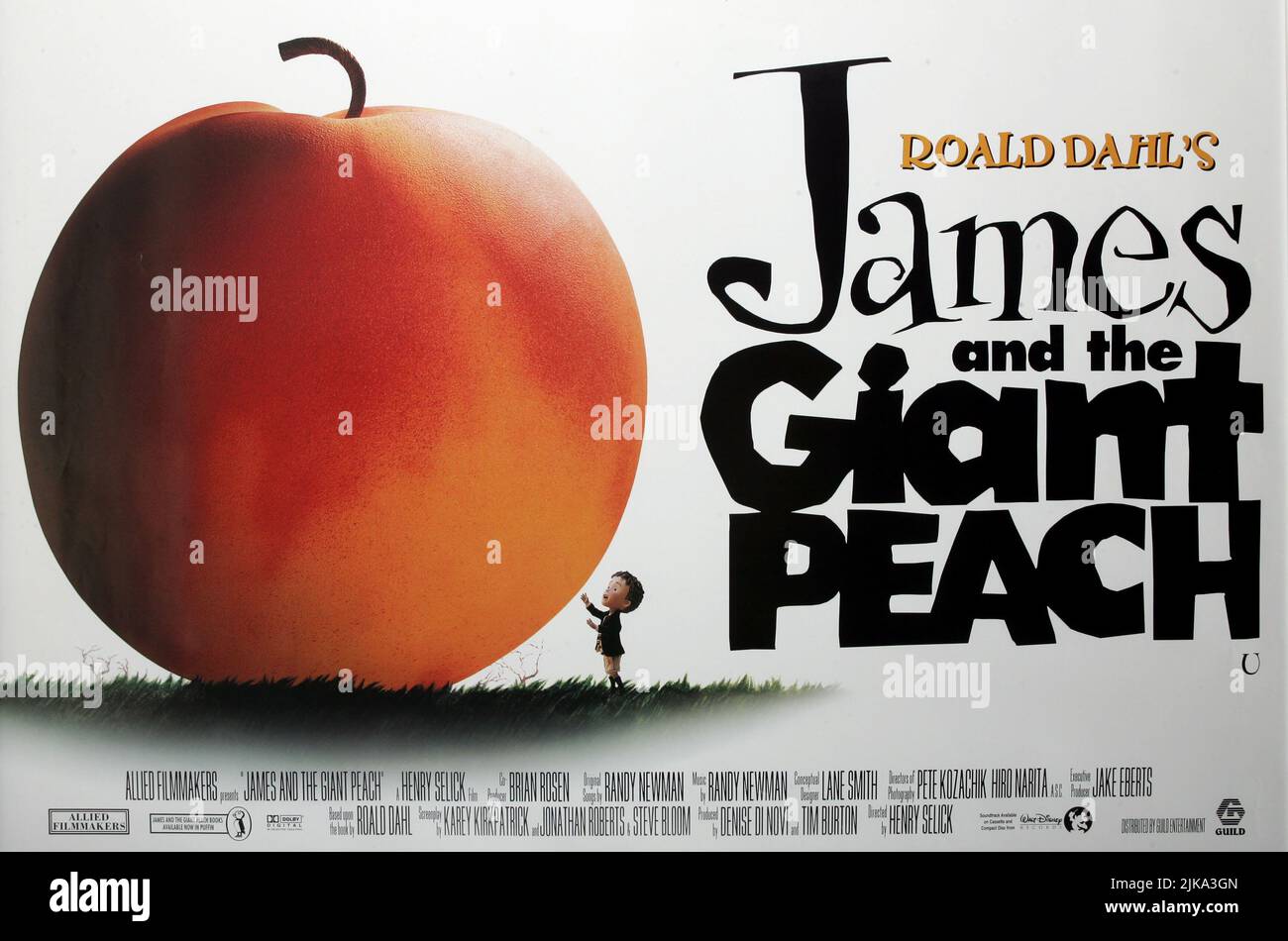 The Peach & James Poster Film: James And The Giant Peach (1996) Regie: Henry Selick 12 April 1996 **WARNUNG** Dieses Foto ist nur für redaktionelle Zwecke bestimmt und unterliegt dem Copyright von WALT DISNEY / KELVIN JONES und/oder des Fotografen, der von der Film- oder Produktionsfirma beauftragt wurde.Es kann nur von Publikationen im Zusammenhang mit der Bewerbung des oben genannten Films reproduziert werden. Eine obligatorische Gutschrift an WALT DISNEY/KELVIN JONES ist erforderlich. Ohne schriftliche Genehmigung der Film Company kann keine kommerzielle Nutzung gewährt werden. Stockfoto