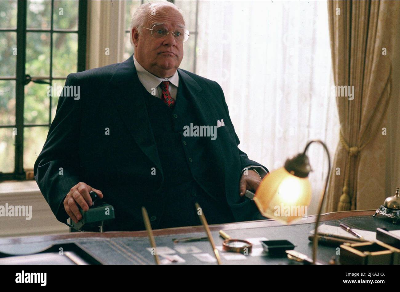 David Huddleston Film: The Big Lebowski (USA/UK 1998) Charaktere: Jeffrey Lebowski - The Big Lebowski Regie: Ethan Coen & Joel Coen 15 February 1998 **WARNUNG** Dieses Foto ist nur für den redaktionellen Gebrauch bestimmt und unterliegt dem Copyright von GRAMERCY PICTURES und/oder des Fotografen, der von der Film- oder Produktionsfirma beauftragt wurde und darf nur durch Publikationen im Zusammenhang mit der Bewerbung des oben genannten Films reproduziert werden. Eine obligatorische Gutschrift für GRAMERCY-BILDER ist erforderlich. Der Fotograf sollte auch bei Bekanntwerden des Fotos gutgeschrieben werden. Ohne schriftliche Genehmigung der Film Company kann keine kommerzielle Nutzung gewährt werden Stockfoto