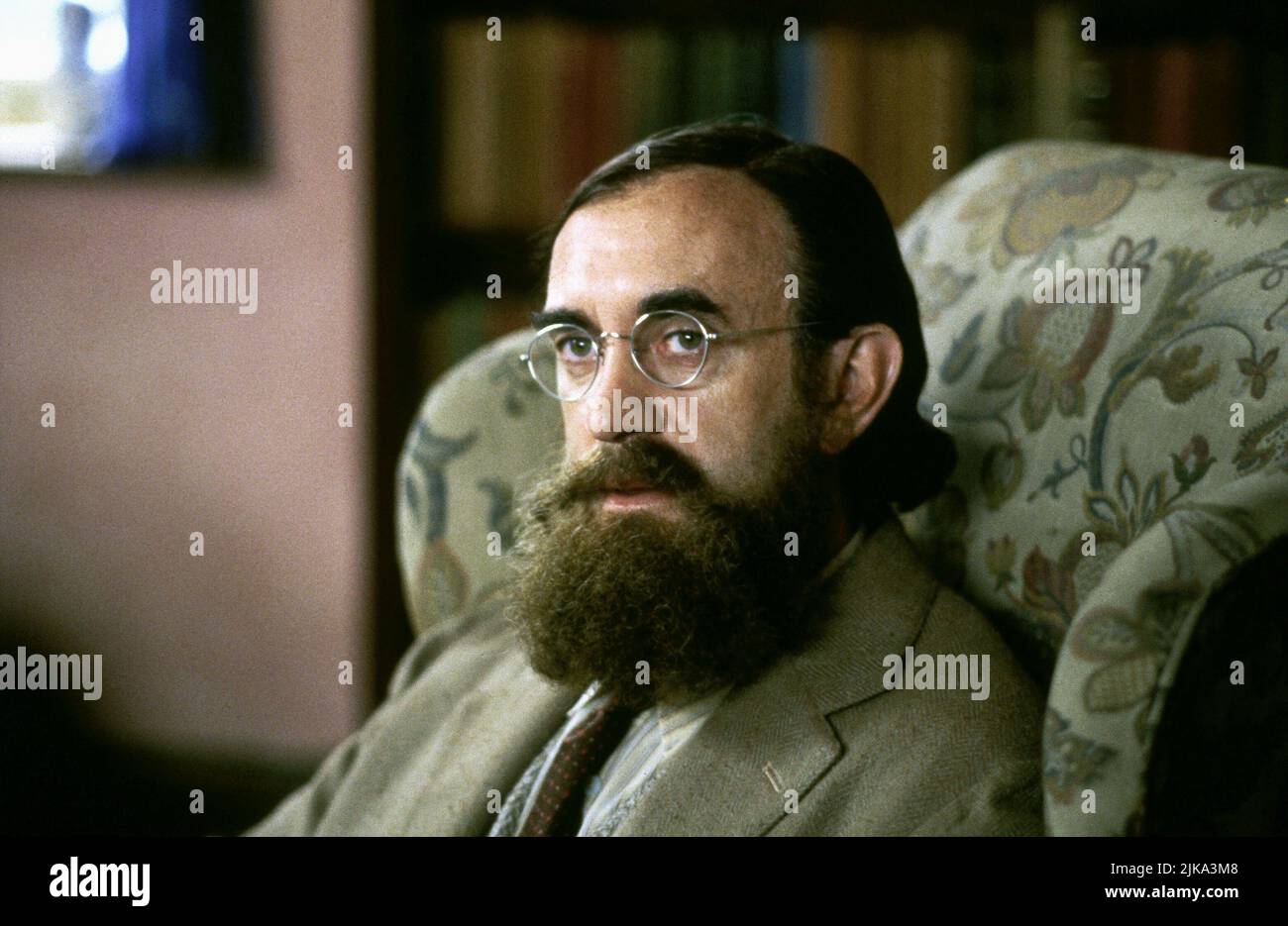 Jonathan Pryce Film Carrington (1995) Charaktere: Lytton Strachey Regie: Christopher Hampton 02. Mai 1995 **WARNUNG** dieses Foto ist nur für redaktionelle Zwecke bestimmt und unterliegt dem Urheberrecht von FREEWAY Films und/oder dem Fotografen, der von der Film or Production Company beauftragt wurde. Für FREEWAY-Filme ist eine obligatorische Gutschrift erforderlich. Der Fotograf sollte ebenfalls angerechnet werden, wenn er bekannt ist. Ohne schriftliche Genehmigung der Film Company kann keine kommerzielle Nutzung gewährt werden. Stockfoto