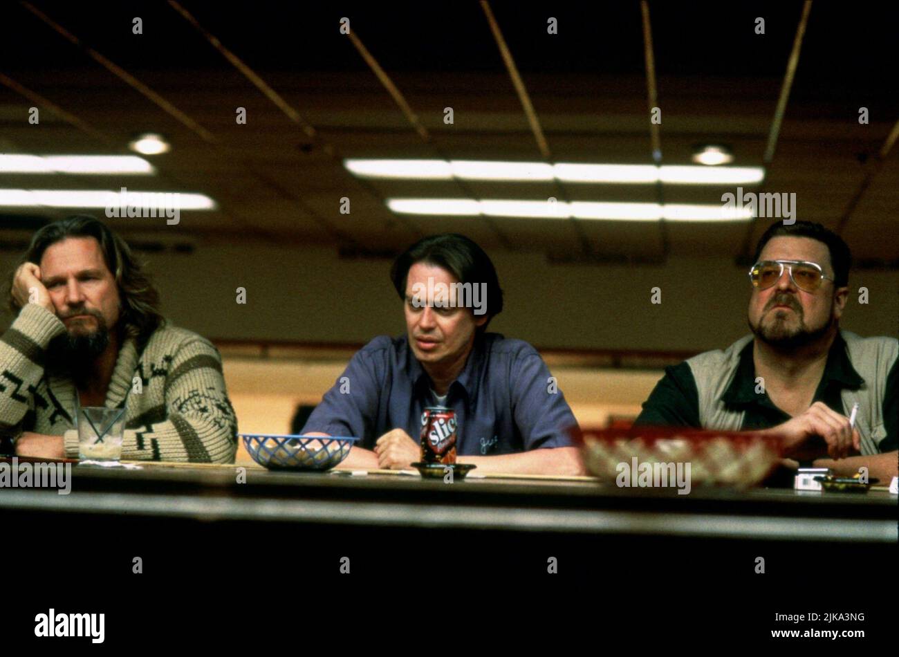 Jeff Bridges, Steve Buscemi & John Goodman Film: The Big Lebowski (USA/UK 1998) Charaktere: Jeffrey Lebowski - The Dude,Theodore Donald 'Donny' Kerabatsos & Walter Sobchak Regie: Ethan Coen & Joel Coen 15 February 1998 **WARNUNG** Dieses Foto ist nur für den redaktionellen Gebrauch bestimmt und unterliegt dem Copyright von GRAMERCY PICTURES und/oder des Fotografen, der von der Film- oder Produktionsfirma beauftragt wurde und darf nur durch Publikationen im Zusammenhang mit der Bewerbung des oben genannten Films reproduziert werden. Eine obligatorische Gutschrift für GRAMERCY-BILDER ist erforderlich. Der Fotograf sollte auch bei Bekanntwerden des Fotos gutgeschrieben werden. Kein Kommerc Stockfoto