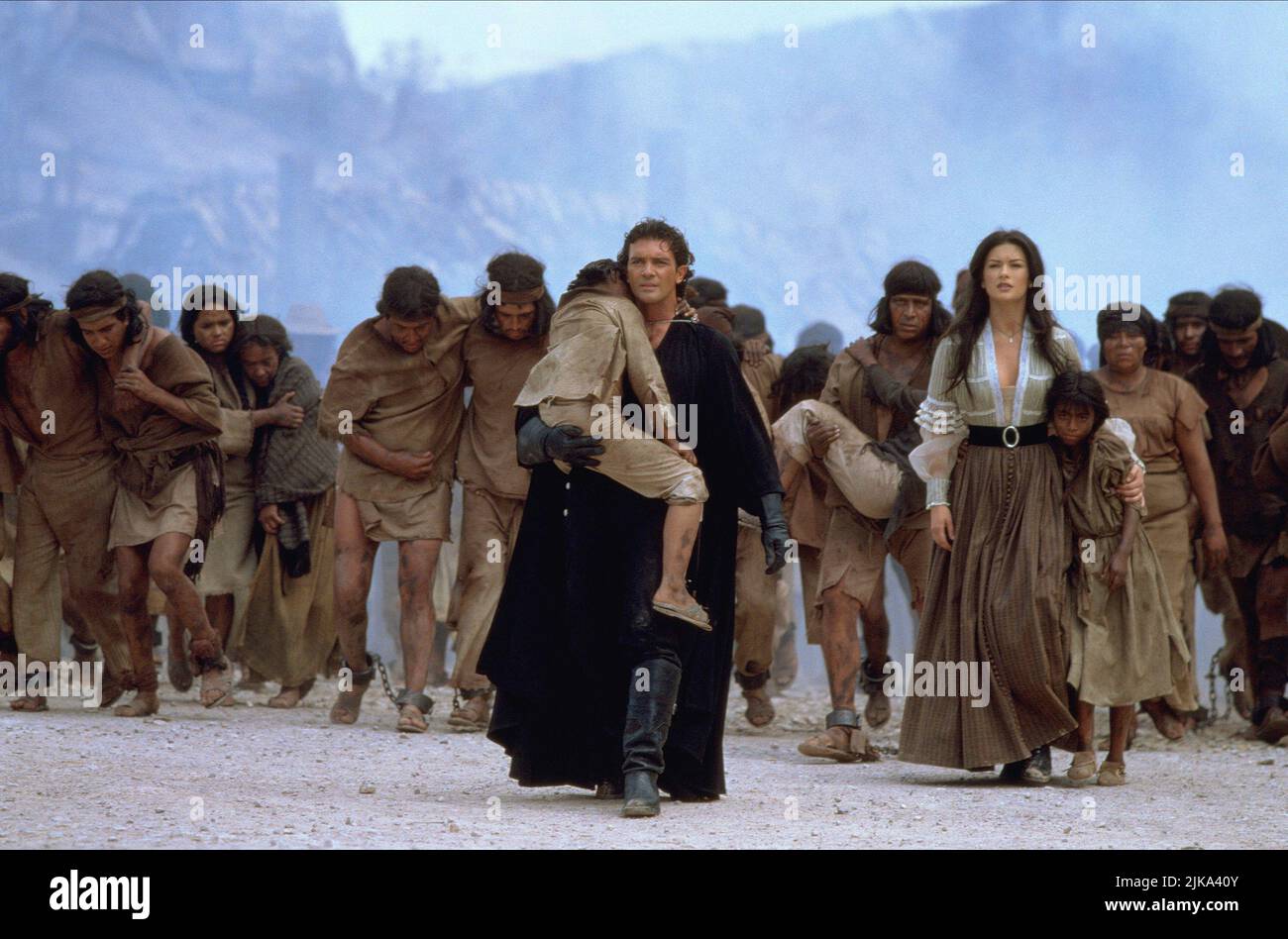 Catherine Zeta-Jones & Antonio Banderas Film: Die Maske des Zorro (USA/DE 1998) Charaktere: Alejandro Murrieta, Elena Montero Regie: Martin Campbell 17 July 1998 **WARNUNG** Dieses Foto ist nur für redaktionelle Verwendung bestimmt und unterliegt dem Copyright von TRISTAR-BILDERN und/oder dem Fotografen, der von der Film- oder Produktionsfirma beauftragt wurde, und kann nur von Publikationen im Zusammenhang mit der Bewerbung des oben genannten Films reproduziert werden. Eine obligatorische Gutschrift für TRISTAR-BILDER ist erforderlich. Der Fotograf sollte auch bei Bekanntwerden des Fotos gutgeschrieben werden. Ohne schriftliche Genehmigung der Fil kann keine kommerzielle Nutzung gewährt werden Stockfoto