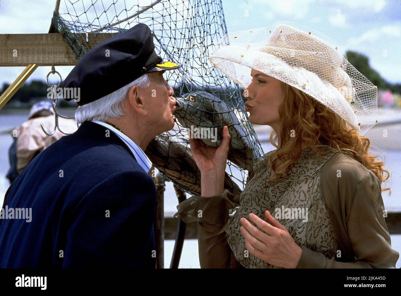 Leslie Nielsen & Kelly Lynch Film: Mr Magoo: Mr. Magoo (1997) Charaktere: Mr. Quincy Magoo & Luanne Leseur / Prunella Pagliosi Regie: Stanley Tong 25 December 1997 **WARNUNG** Dieses Foto ist nur für redaktionelle Zwecke bestimmt und unterliegt dem Copyright von DISNEY und/oder dem Fotografen, der von der Film- oder Produktionsfirma beauftragt wurde, und kann nur von Publikationen im Zusammenhang mit der Bewerbung des oben genannten Films reproduziert werden. Eine obligatorische Gutschrift an DISNEY ist erforderlich. Der Fotograf sollte auch bei Bekanntwerden des Fotos gutgeschrieben werden. Ohne schriftliche Genehmigung der Film Company kann keine kommerzielle Nutzung gewährt werden. Stockfoto