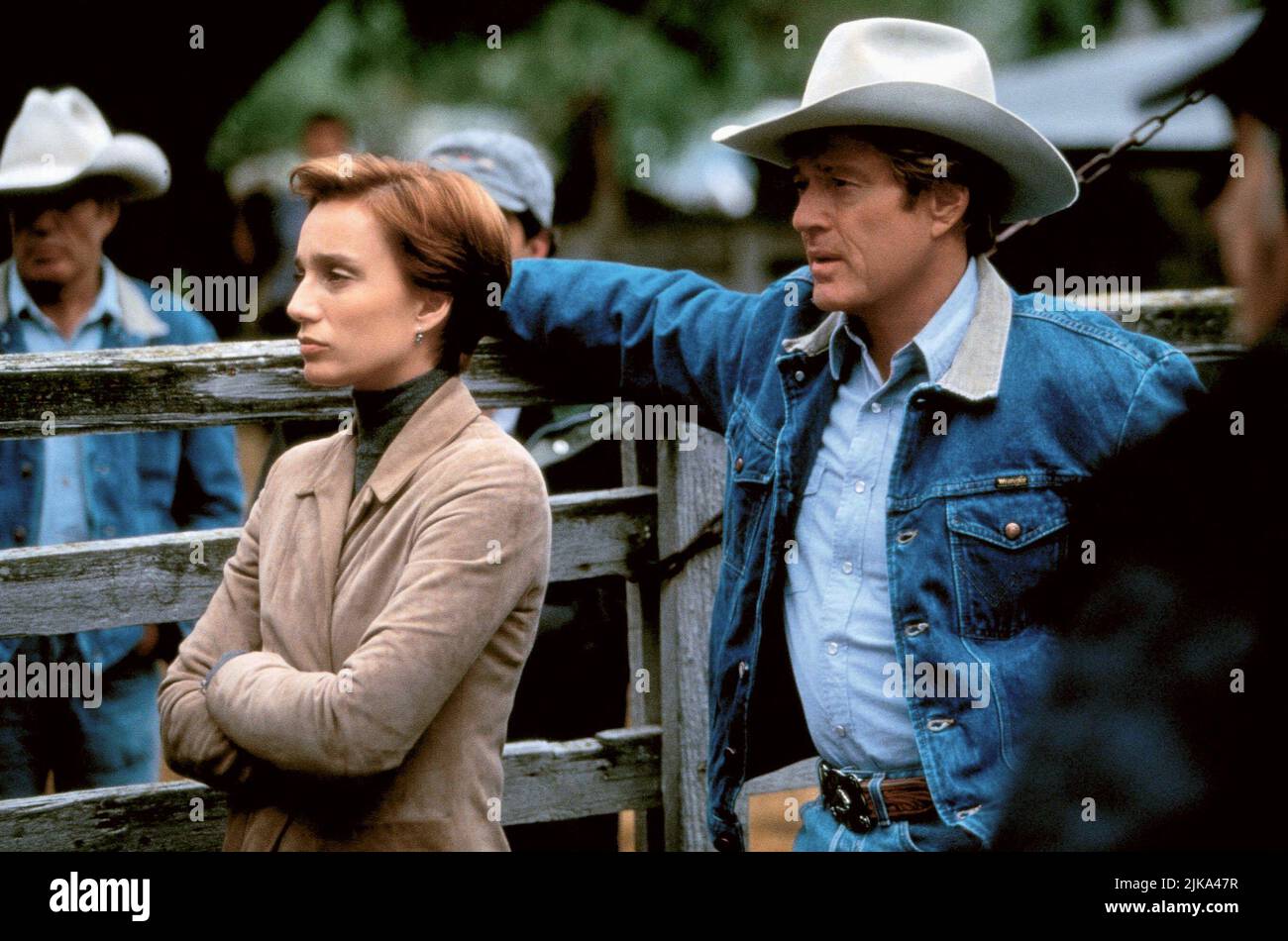 Kristin Scott Thomas & Robert Redford Film: The Horse Whisperer (USA 1998) Charaktere: Annie MacLean & Tom Booker Regie: Robert Redford 15 May 1998 **WARNUNG** Dieses Foto ist nur für den redaktionellen Gebrauch bestimmt und unterliegt dem Copyright von TOUCHSTONE-BILDERN und/oder dem Fotografen, der von der Film- oder Produktionsfirma beauftragt wurde, und kann nur von Publikationen im Zusammenhang mit der Bewerbung des oben genannten Films reproduziert werden. Eine obligatorische Gutschrift für DIE TOUCHSTONE-BILDER ist erforderlich. Der Fotograf sollte auch bei Bekanntwerden des Fotos gutgeschrieben werden. Ohne schriftliche Genehmigung des Film Comp kann keine kommerzielle Nutzung gewährt werden Stockfoto