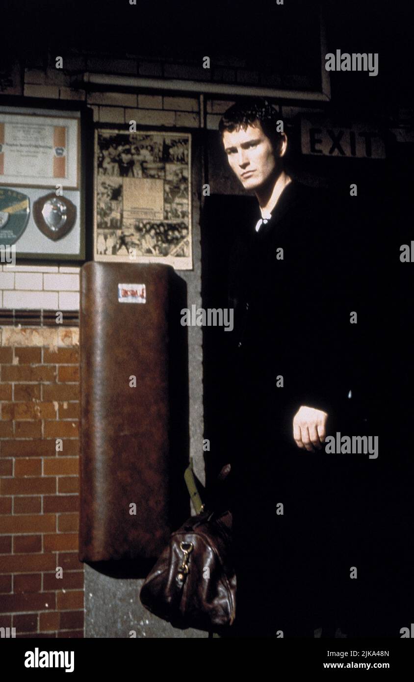 Nick Moran Film: Lock, Stock and Two Smoking Barrels (UK 1998) Charaktere: Eddie Regie: Guy Ritchie 28. August 1998 **WARNUNG** Dieses Foto ist nur für redaktionelle Verwendung bestimmt und unterliegt dem Copyright von HANDGEFERTIGTEN FILMEN und/oder dem Fotografen, der von der Film- oder Produktionsfirma beauftragt wurde.Es kann nur von Publikationen im Zusammenhang mit der Bewerbung des oben genannten Films reproduziert werden. Eine obligatorische Gutschrift für HANDGEFERTIGTE FILME ist erforderlich. Der Fotograf sollte auch bei Bekanntwerden des Fotos gutgeschrieben werden. Ohne schriftliche Genehmigung der Film Company kann keine kommerzielle Nutzung gewährt werden. Stockfoto