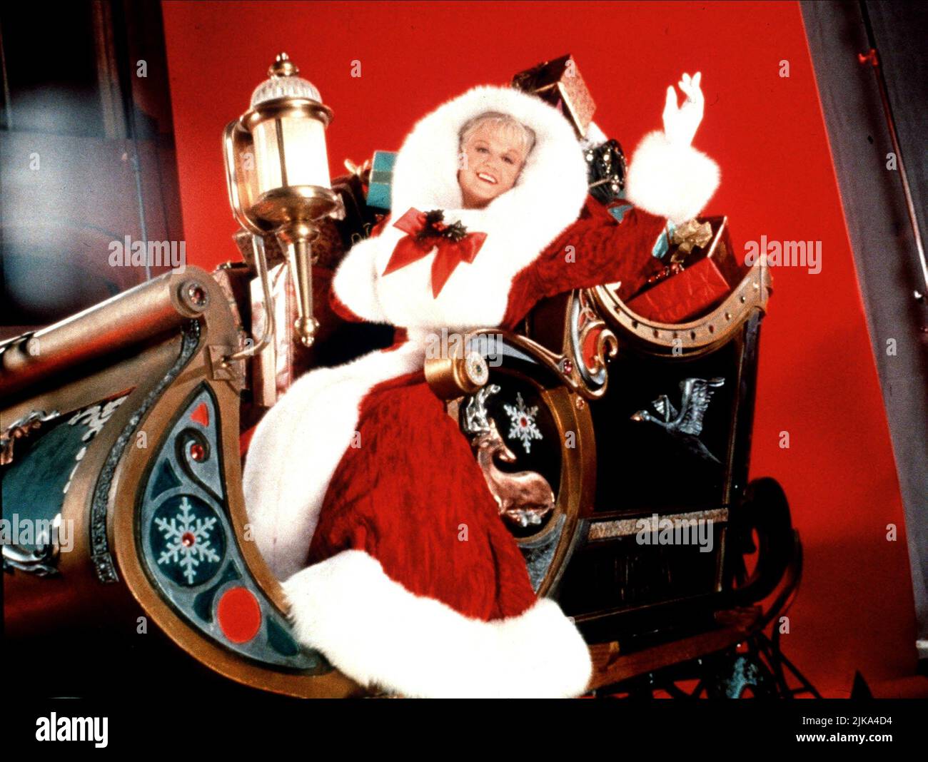 Angela Lansbury Film: Mrs. Santa Claus (TV-Film) Charaktere: Mrs. Santa Claus USA 1996, Regie: Terry Hughes 08. Dezember 1996 **WARNUNG** Dieses Foto ist nur für redaktionelle Zwecke bestimmt und unterliegt dem Copyright von MARKENZEICHEN ENTERTAINMENT und/oder des Fotografen, die von der Film- oder Produktionsfirma beauftragt wurden.Es kann nur von Publikationen im Zusammenhang mit der Bewerbung des oben genannten Films reproduziert werden. Eine obligatorische Gutschrift für DIE „HALLMARK ENTERTAINMENT“ ist erforderlich. Der Fotograf sollte auch bei Bekanntwerden des Fotos gutgeschrieben werden. Ohne schriftliche Genehmigung der Film Company kann keine kommerzielle Nutzung gewährt werden. Stockfoto