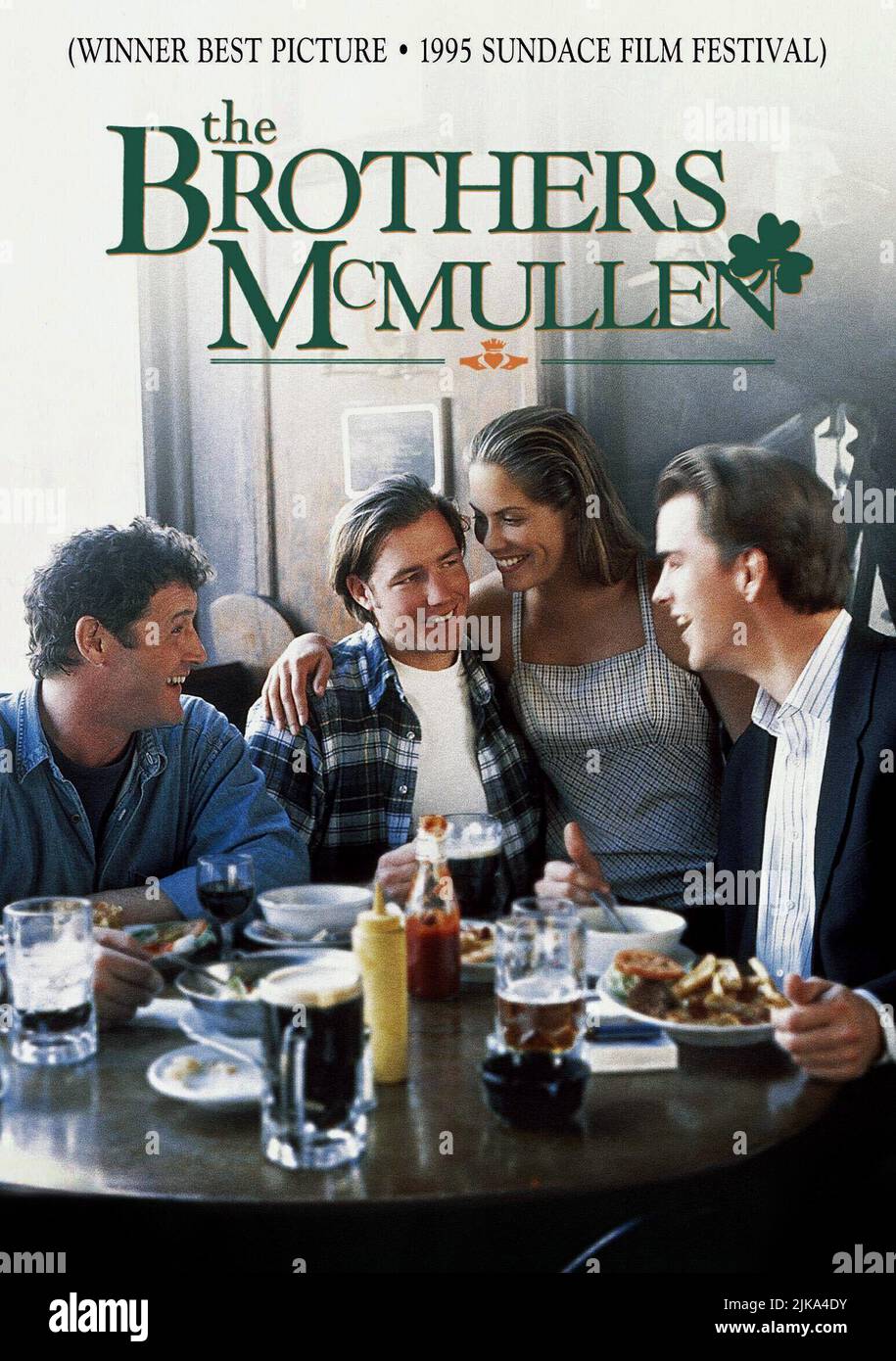 Jack Mulcahy, Edward Burns, Maxine Bahns, Mike Mcglone Poster Film: The Brothers McMullen (1996) Charaktere: Jack McMullen,Barry / Finbar McMullen,Audrey, Regie: Edward Burns 09. August 1995 **WARNUNG** Dieses Foto ist nur für redaktionelle Verwendung bestimmt und unterliegt dem Copyright von FOX SEARCHLIGHT und/oder des Fotografen, der von der Film- oder Produktionsfirma beauftragt wurde und kann nur durch Publikationen im Zusammenhang mit der Bewerbung des oben genannten Films reproduziert werden. Eine obligatorische Gutschrift an FOX-SCHEINWERFER ist erforderlich. Der Fotograf sollte auch bei Bekanntwerden des Fotos gutgeschrieben werden. Ohne wr kann keine kommerzielle Nutzung gewährt werden Stockfoto