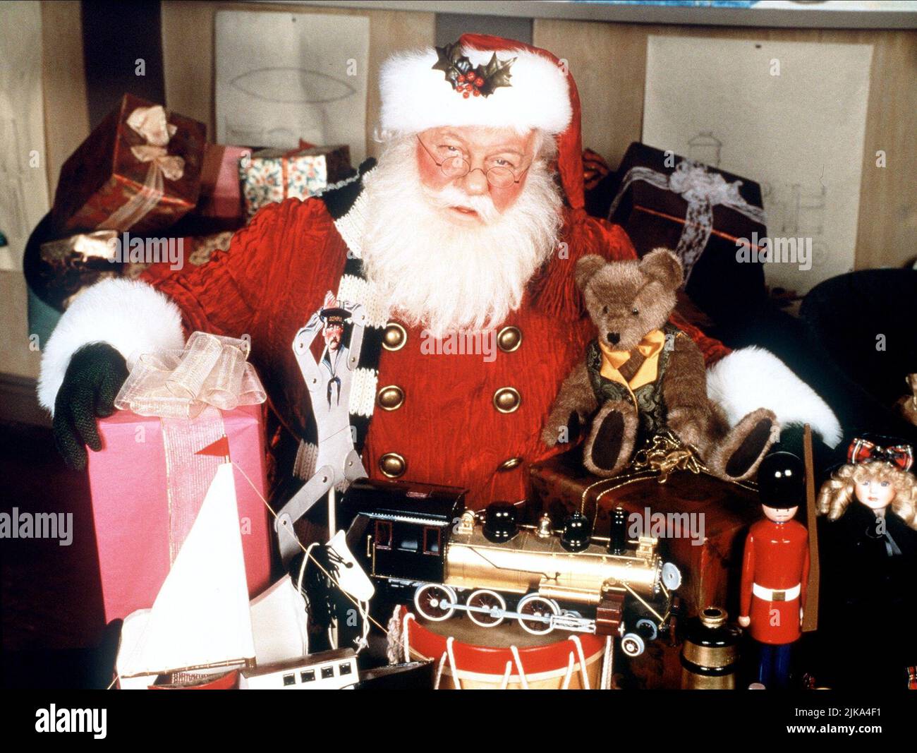 Charles Durning Film Mrs. Santa Claus (TV-Film) USA 1996, Regie: Terry Hughes 08. Dezember 1996 **WARNUNG** dieses Foto ist nur für redaktionelle Zwecke bestimmt und unterliegt dem Urheberrecht der von der Film- oder Produktionsgesellschaft beauftragten und/oder Fotografen und darf nur durch Veröffentlichungen in Verbindung mit der Werbung für den oben genannten Film reproduziert werden. Es ist eine obligatorische Gutschrift für die HALLMARK-UNTERHALTUNG erforderlich. Der Fotograf sollte ebenfalls angerechnet werden, wenn er bekannt ist. Ohne schriftliche Genehmigung der Film Company kann keine kommerzielle Nutzung gewährt werden. Stockfoto