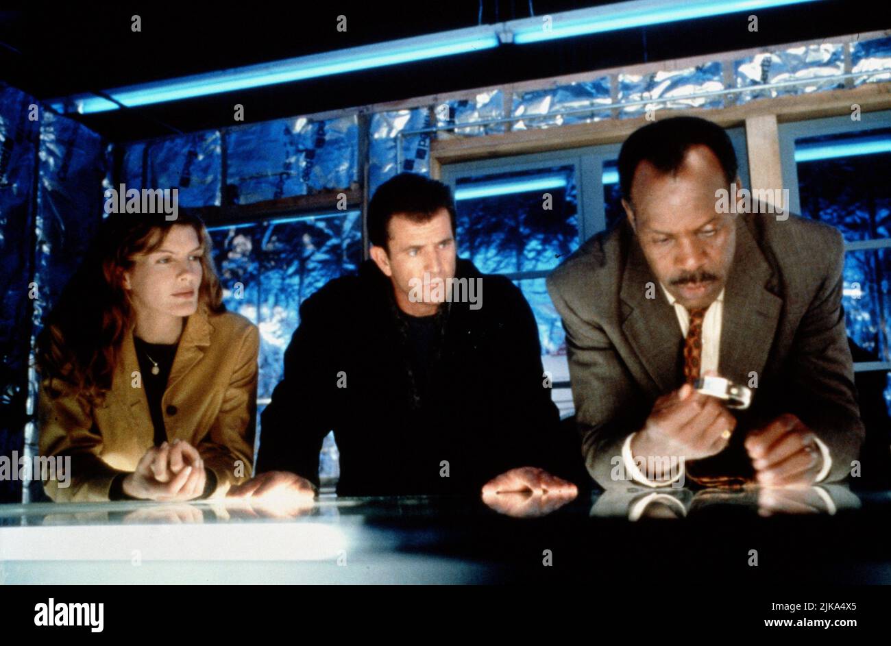 Rene Russo, Mel Gibson & Danny Glover Film: Lethal Weapon 4 (USA 1998) Regie: Richard Donner 10 July 1998 **WARNUNG** Dieses Foto ist nur für redaktionelle Verwendung bestimmt und unterliegt dem Copyright von WARNER BROS. Und/oder des Fotografen, der von der Film- oder Produktionsfirma beauftragt wurde und nur durch Publikationen im Zusammenhang mit der Bewerbung des oben genannten Films reproduziert werden kann. Eine obligatorische Gutschrift an WARNER BROS. Ist erforderlich. Der Fotograf sollte auch bei Bekanntwerden des Fotos gutgeschrieben werden. Ohne schriftliche Genehmigung der Film Company kann keine kommerzielle Nutzung gewährt werden. Stockfoto