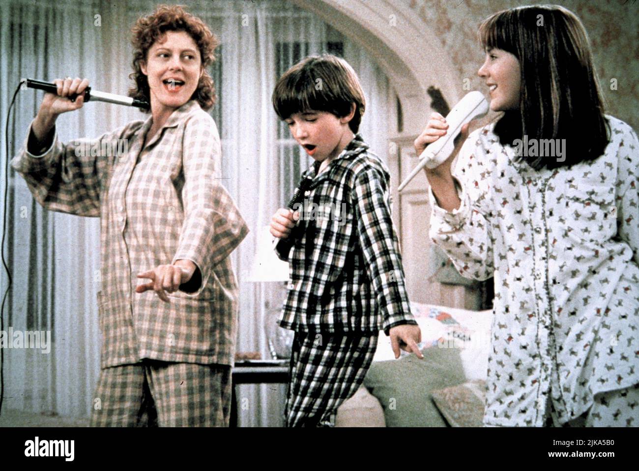 Susan Sarandon, Liam Aiken & Jena Malone Film: Stiefmom (1998) Charaktere: Jackie Harrison,Ben Harrison & Anna Harrison Regie: Chris Columbus 15 December 1998 **WARNUNG** Dieses Foto ist nur für redaktionelle Zwecke bestimmt und unterliegt dem Copyright von COLUMBIA und/oder dem Fotografen, der von der Film- oder Produktionsfirma beauftragt wurde und darf nur von Publikationen im Zusammenhang mit der Bewerbung des oben genannten Films reproduziert werden. Eine obligatorische Gutschrift an COLUMBIA ist erforderlich. Der Fotograf sollte auch bei Bekanntwerden des Fotos gutgeschrieben werden. Ohne schriftliche Genehmigung der Film Company kann keine kommerzielle Nutzung gewährt werden. Stockfoto