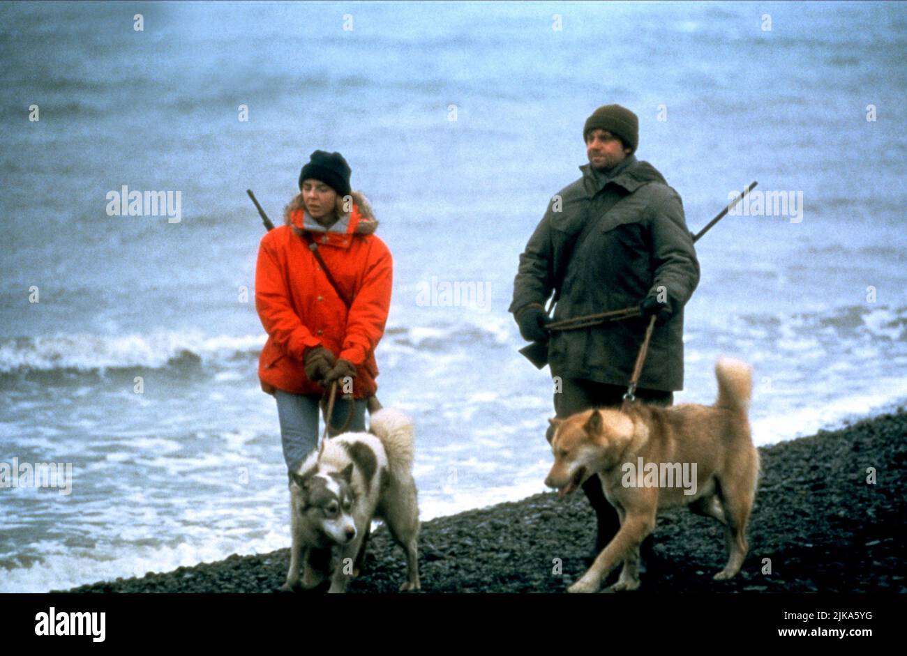 Evelyn Vanthielen & Joachim Krol Film: Wenn Das Licht Kommt (1998) Charaktere: Ellen & Lars Regie: Stijn Coninx 28 January 1998 **WARNUNG** Dieses Foto ist nur für den redaktionellen Gebrauch bestimmt und unterliegt dem Copyright von BUENA VISTA INTERNATIONAL und/oder des Fotografen, der von der Film- oder Produktionsfirma beauftragt wurde und darf nur durch Publikationen im Zusammenhang mit der Bewerbung des oben genannten Films reproduziert werden. Eine obligatorische Gutschrift an BUENA VISTA INTERNATIONAL ist erforderlich. Der Fotograf sollte auch bei Bekanntwerden des Fotos gutgeschrieben werden. Ohne schriftliche Genehmigung der Film Company kann keine kommerzielle Nutzung gewährt werden. Stockfoto