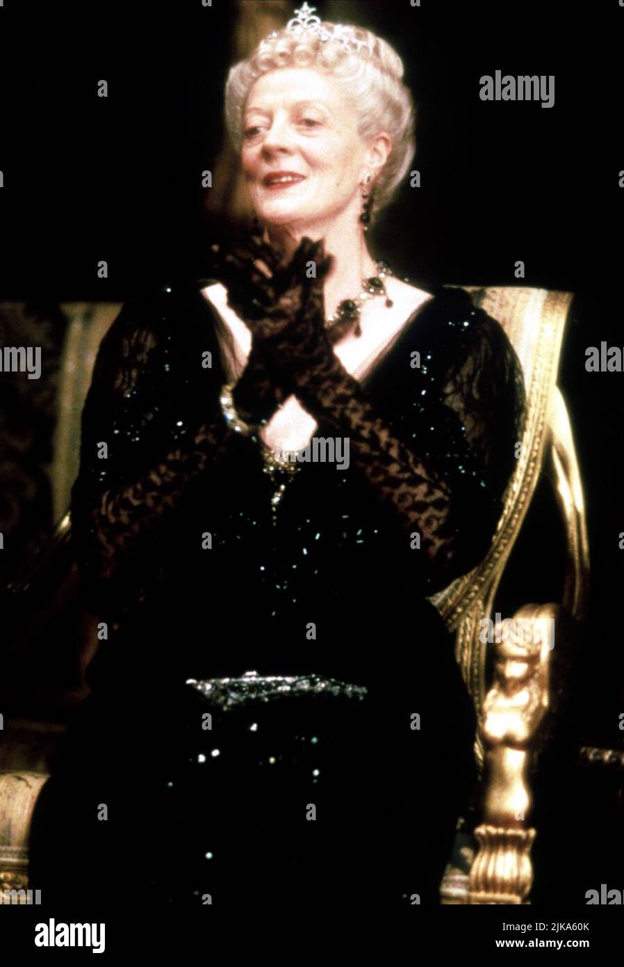 Maggie Smith Film: Richard III (UK/USA 1995) Charaktere: Herzogin von York Regie: Richard Loncraine 20 August 1995 **WARNUNG** Dieses Foto ist nur für redaktionelle Verwendung bestimmt und unterliegt dem Copyright von UNITED ARTISTS und/oder dem Fotografen, der von der Film- oder Produktionsfirma beauftragt wurde und darf nur durch Publikationen im Zusammenhang mit der Bewerbung des oben genannten Films reproduziert werden. Eine obligatorische Gutschrift für UNITED ARTISTS ist erforderlich. Der Fotograf sollte auch bei Bekanntwerden des Fotos gutgeschrieben werden. Ohne schriftliche Genehmigung der Film Company kann keine kommerzielle Nutzung gewährt werden. Stockfoto