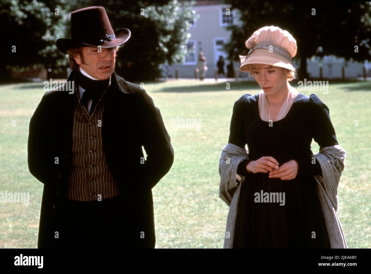Emma Thompson & Alan Rickman Film Sense and Sensibility (USA/UK 1995) Charaktere: Elinor Dashwood & Colonel Christopher Brandon Regie: Ang Lee 13. Dezember 1995 **WARNUNG** dieses Foto ist nur für redaktionelle Zwecke bestimmt und unterliegt dem Copyright von COLUMBIA und/oder dem Fotografen, der von der Film or Production Company zugewiesen wurde. Es kann nur durch Veröffentlichungen in Verbindung mit der Werbung für den oben genannten Film reproduziert werden. Eine obligatorische Gutschrift für COLUMBIA ist erforderlich. Der Fotograf sollte ebenfalls angerechnet werden, wenn er bekannt ist. Ohne schriftliche Genehmigung der Film Company kann keine kommerzielle Nutzung gewährt werden. Stockfoto